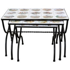 Ensemble de trois tables gigognes françaises décorées de scènes de chasse et de poissons avec plateau en carreaux