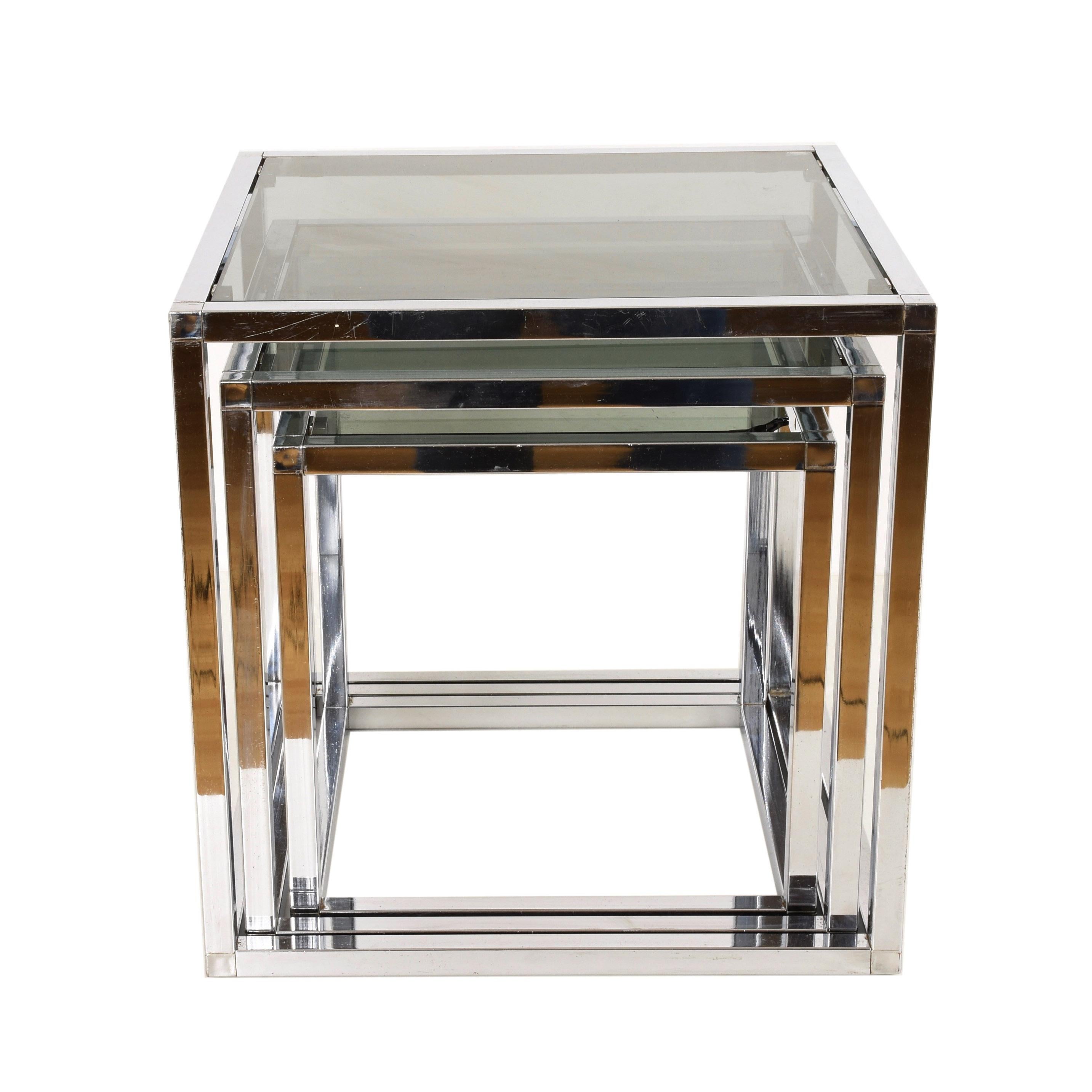 Nesting tables in chrome and glass smoked Italy 1970s Mid-Century Modern
Dimensions: Width 17.71, depth 17.71, height 17.71
Dimensions: Width 15.74, depth 15.74, height 15.74
Dimensions: Width 13.77, depth 13.77, height 13.77.