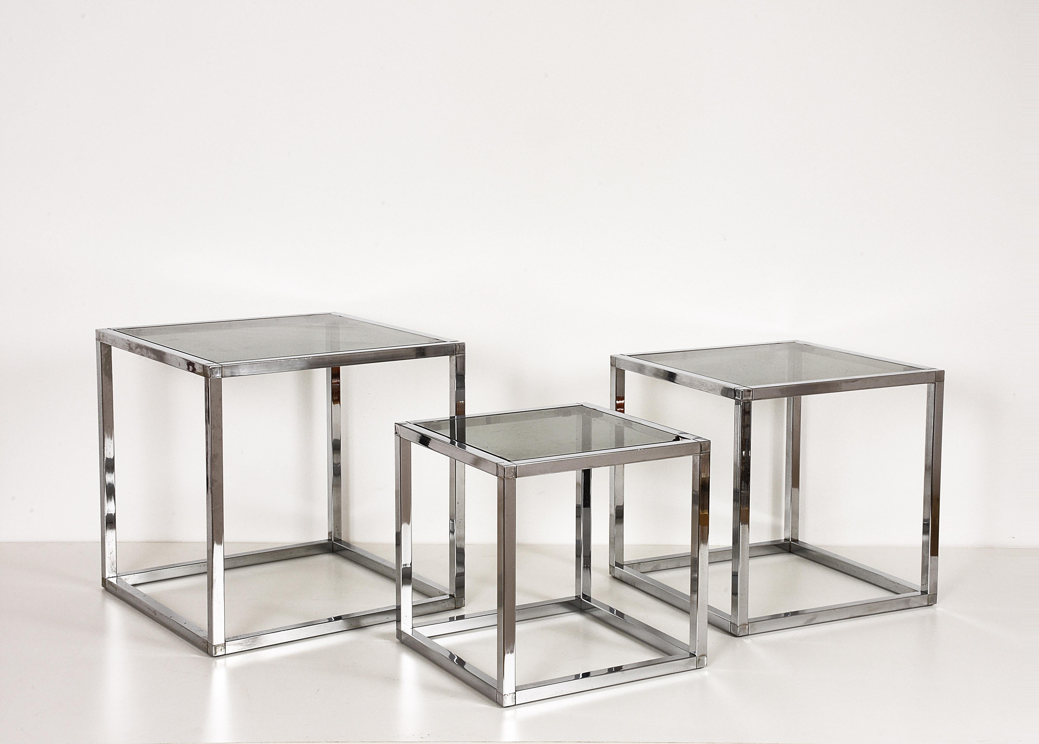 Late 20th Century Set of Three Nesting Tables in Chrome and Glass, Italy, 1970s Mid-Century Modern