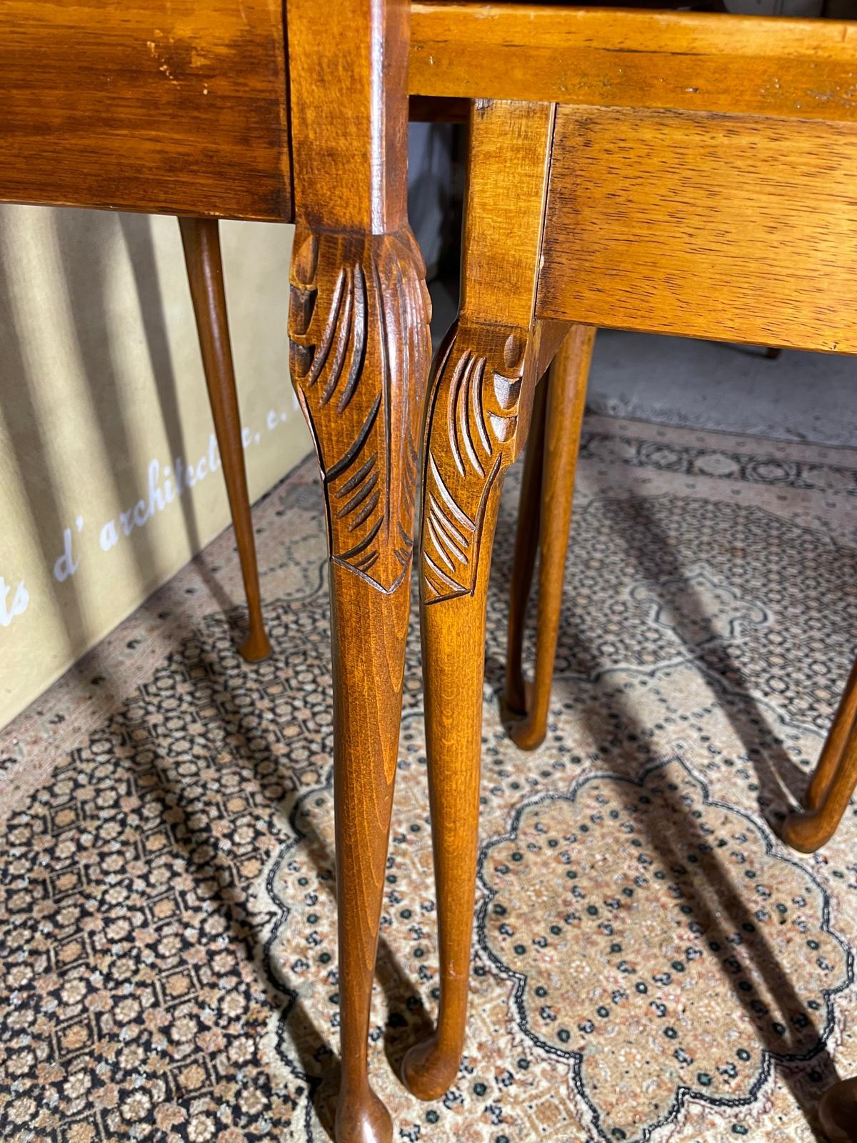 20ième siècle Ensemble de trois tables gigognes de style Queen Anne en vente