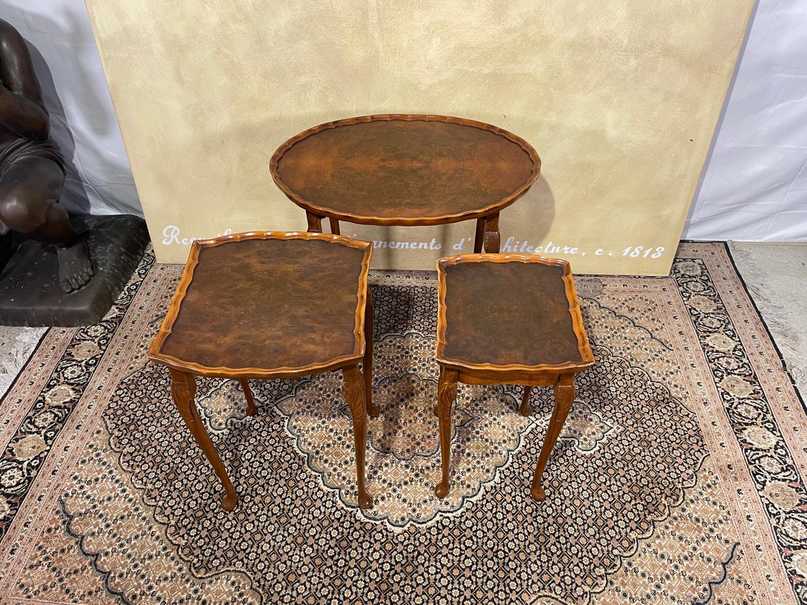 Hêtre Ensemble de trois tables gigognes de style Queen Anne en vente