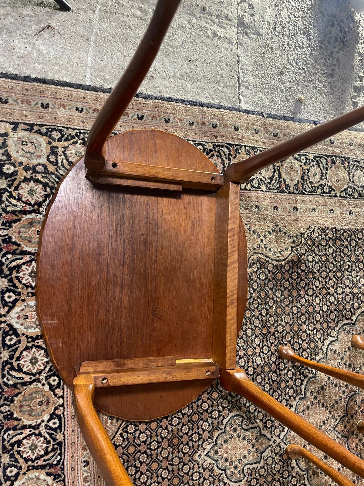 Ensemble de trois tables gigognes de style Queen Anne en vente 1