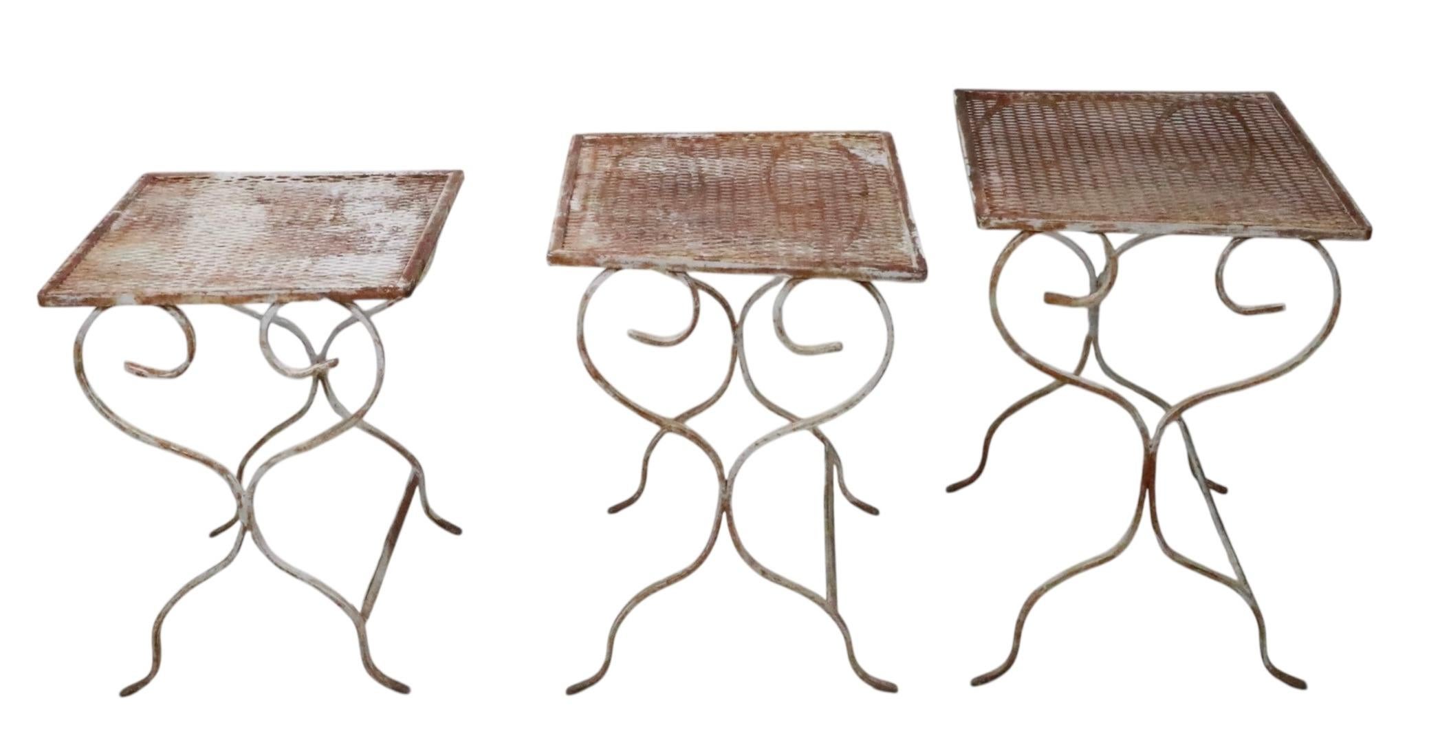 Set of Three Nesting Wrought Iron Garden Patio Poolside Tables att to Salterini In Fair Condition For Sale In New York, NY