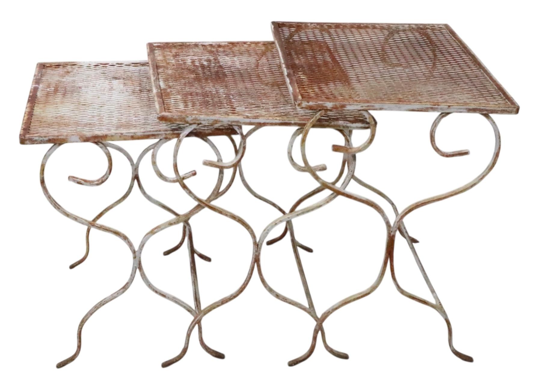 Set of Three Nesting Wrought Iron Garden Patio Poolside Tables att to Salterini For Sale 2