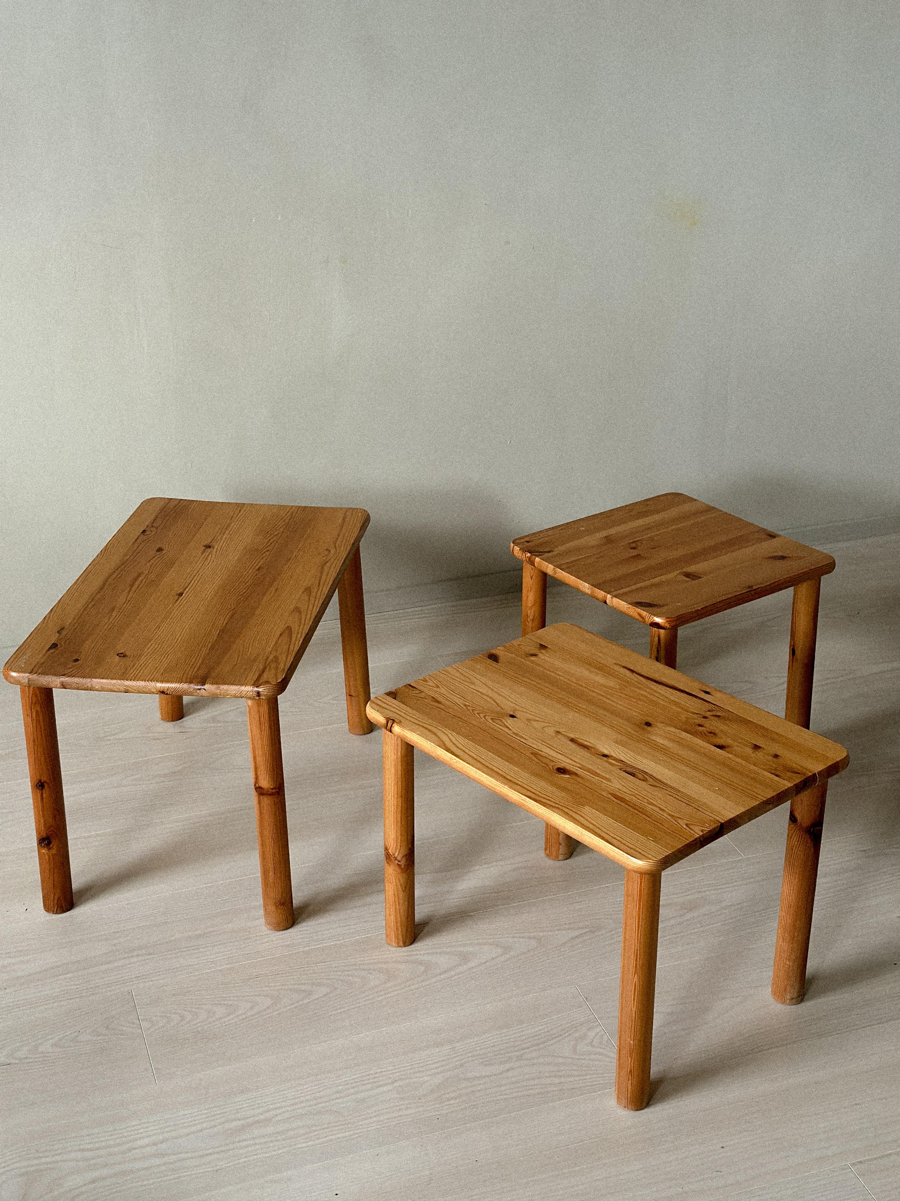 Ensemble de trois tables d'appoint en pin norvégien, vers 1970 Bon état - En vente à Hønefoss, 30