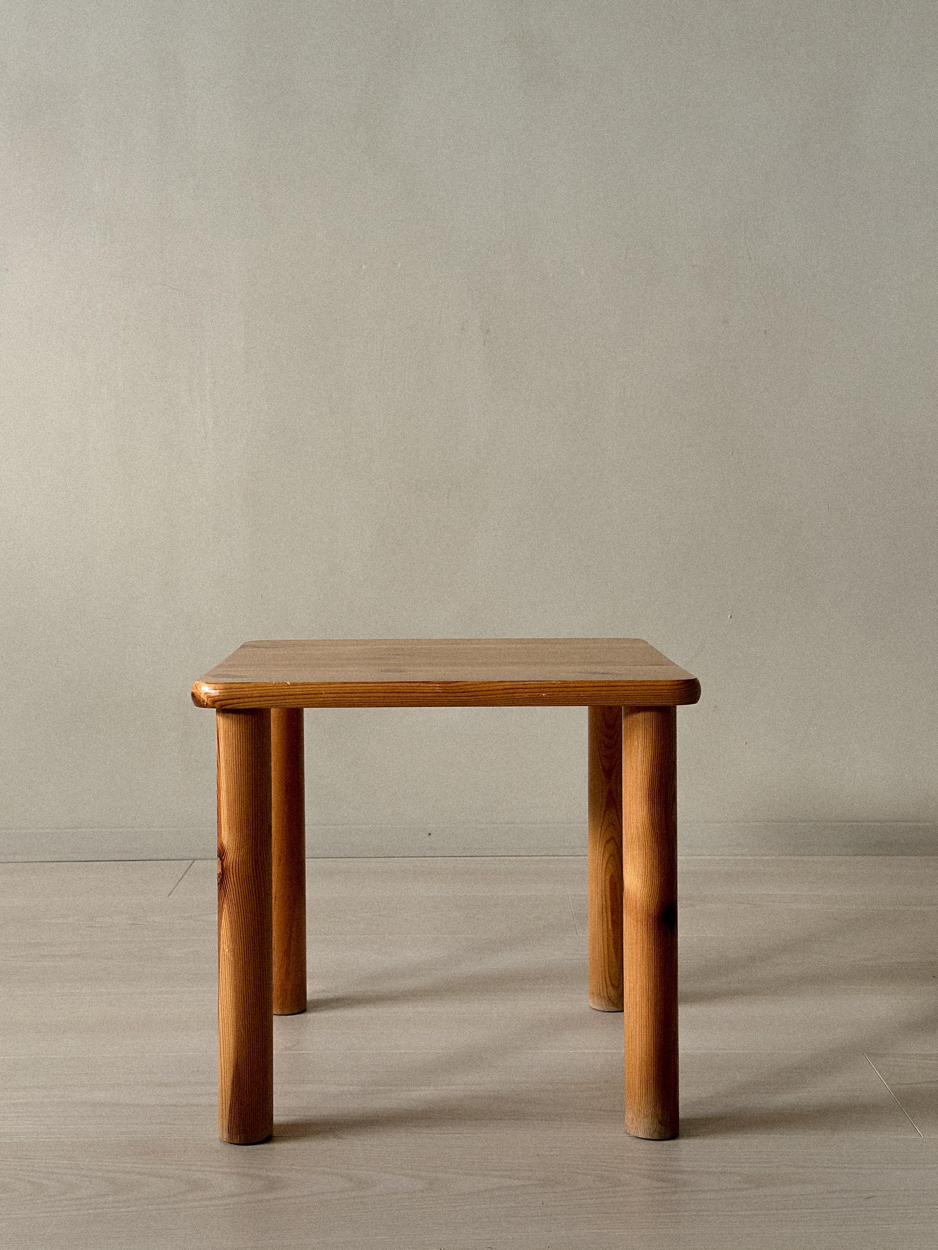 20ième siècle Ensemble de trois tables d'appoint en pin norvégien, vers 1970 en vente