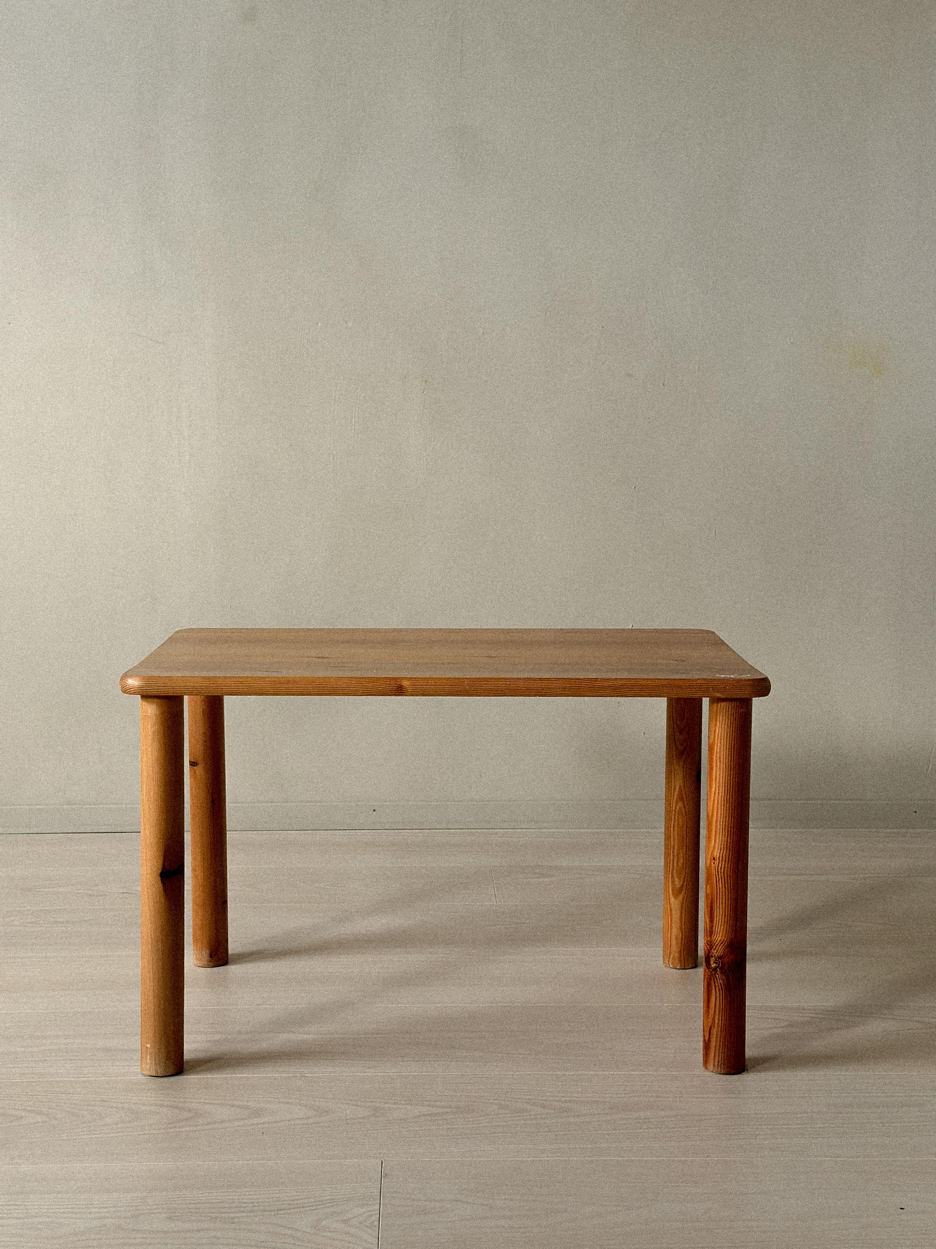 Ensemble de trois tables d'appoint en pin norvégien, vers 1970 en vente 1