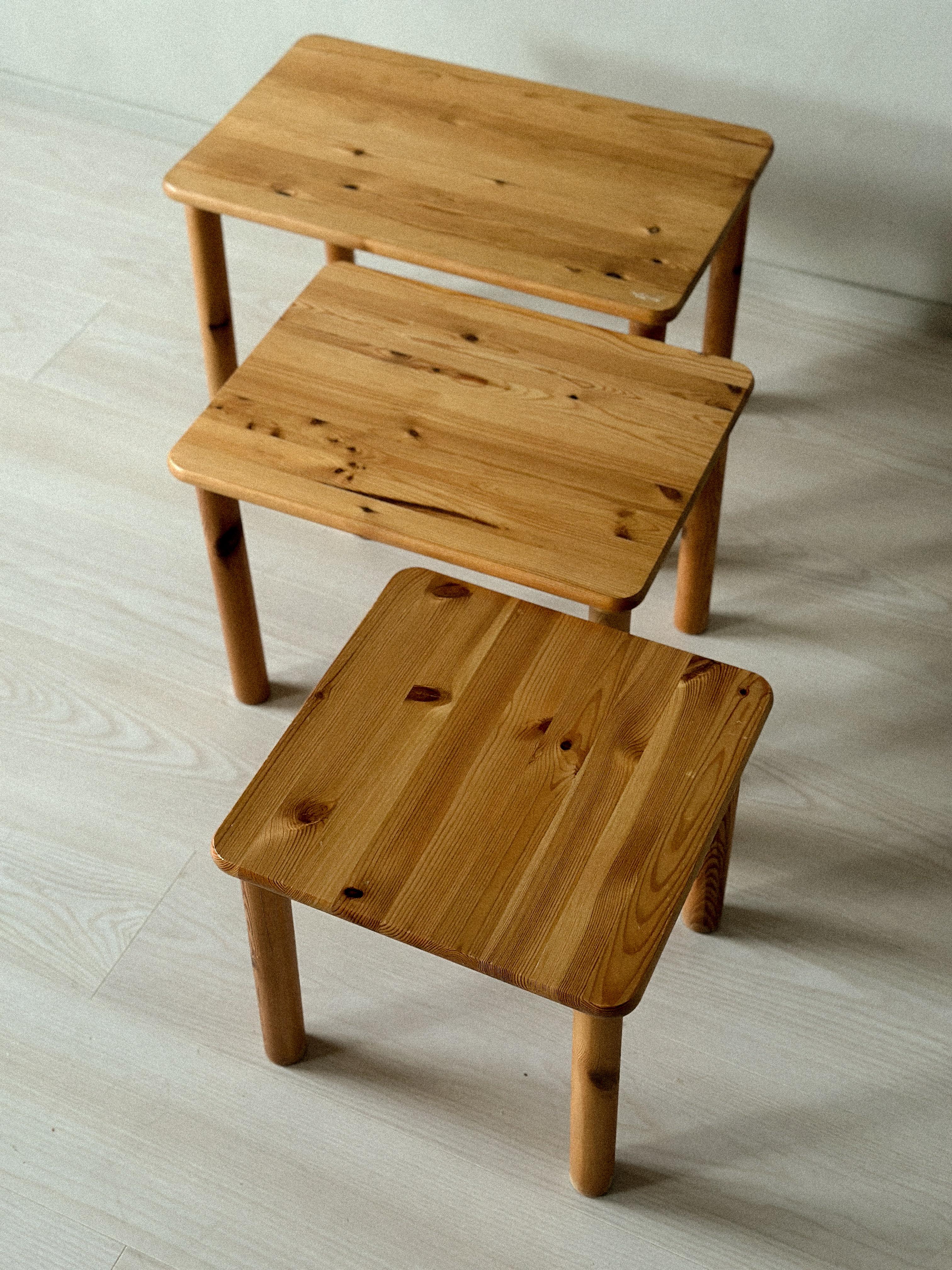 Ensemble de trois tables d'appoint en pin norvégien, vers 1970 en vente 2