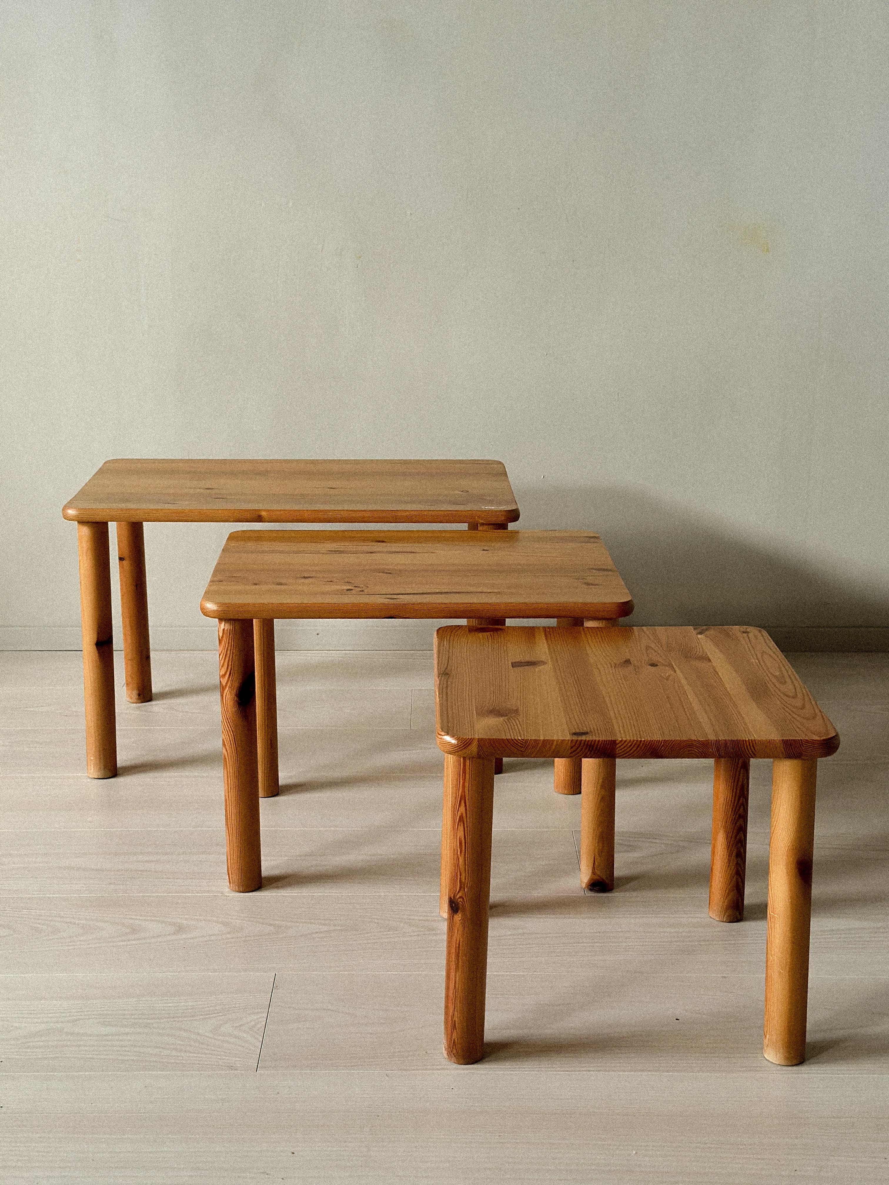 Ensemble de trois tables d'appoint en pin norvégien, vers 1970 en vente 3