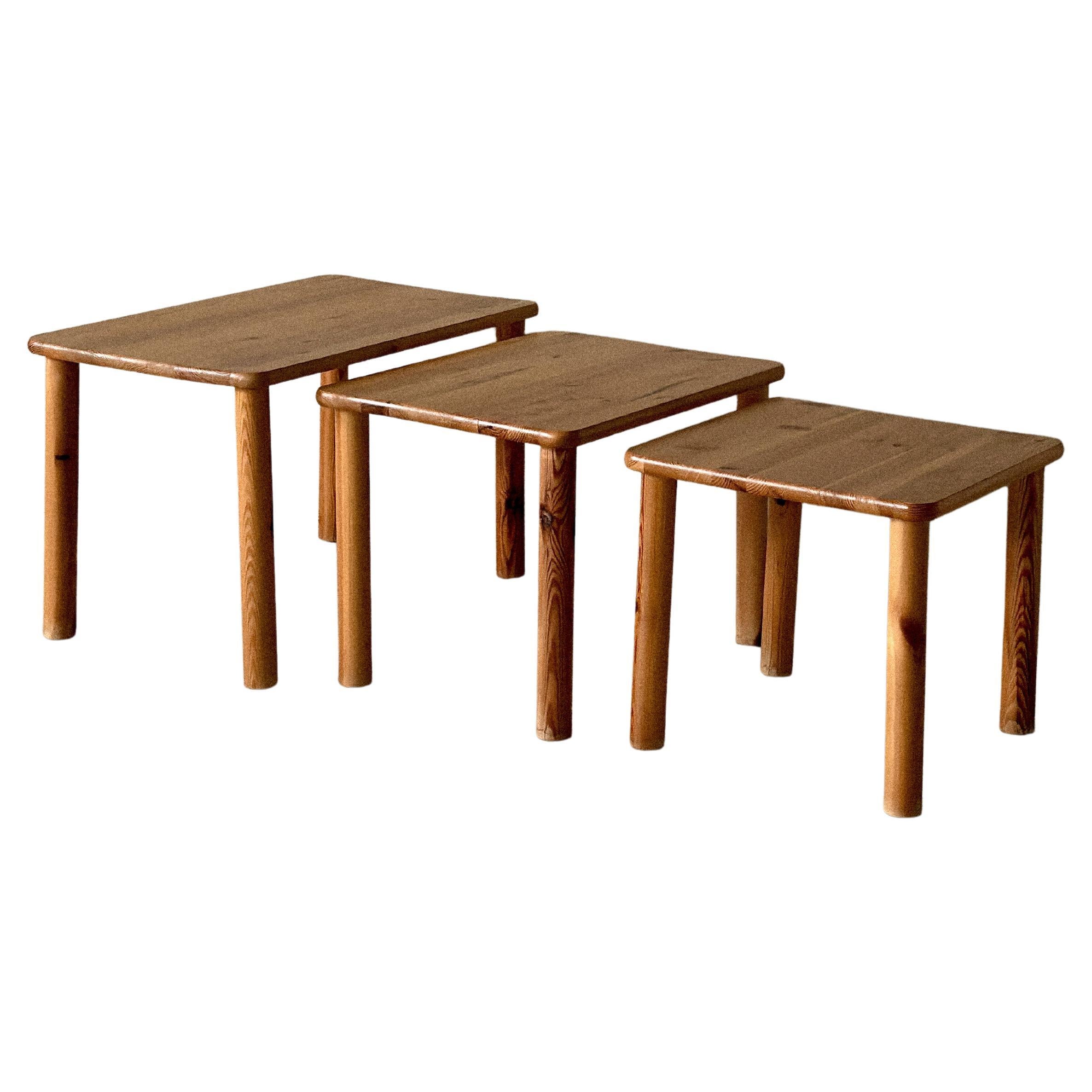 Ensemble de trois tables d'appoint en pin norvégien, vers 1970 en vente