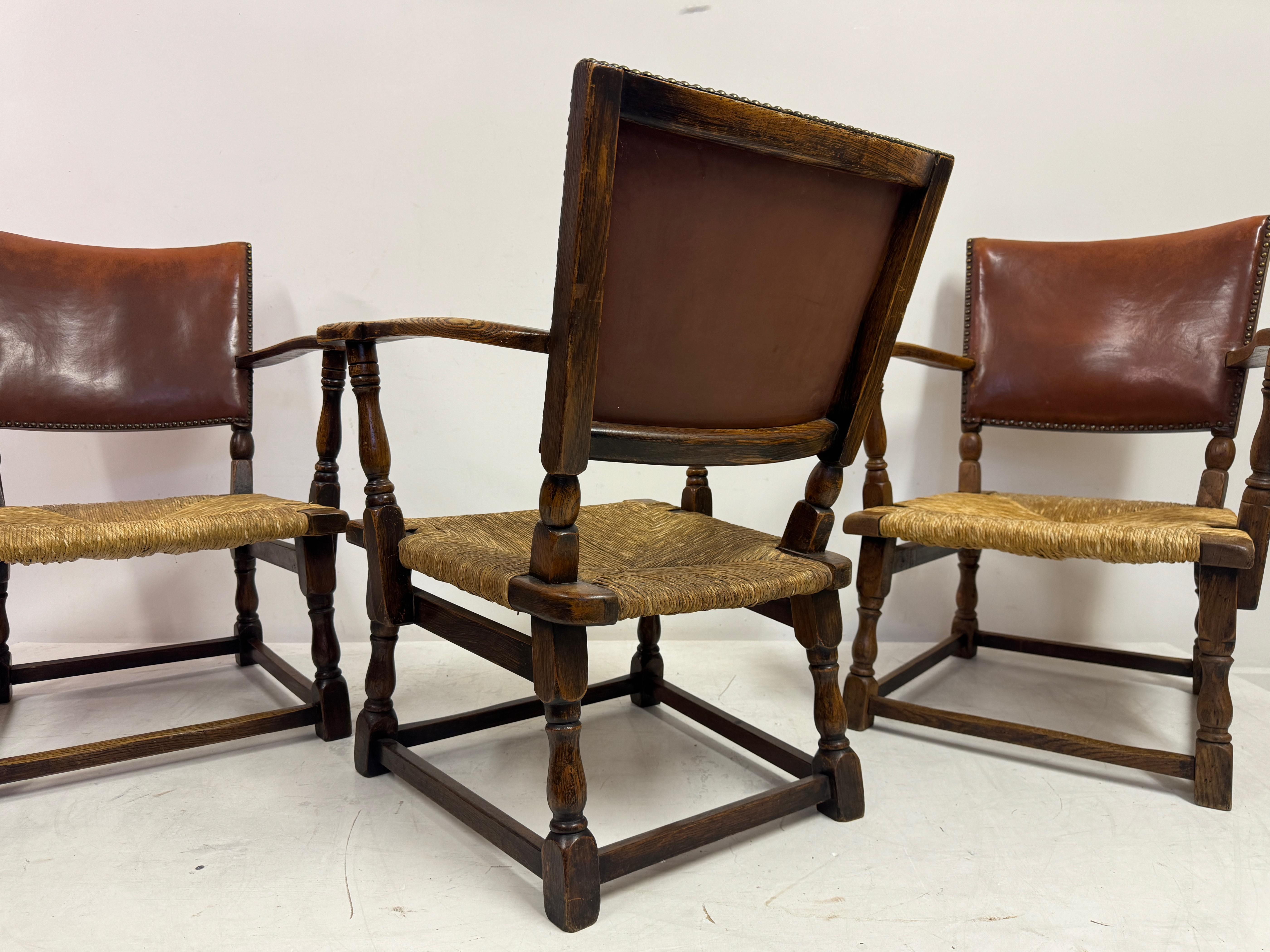 Ensemble de trois fauteuils en chêne avec sièges en jonc et en cuir en vente 8