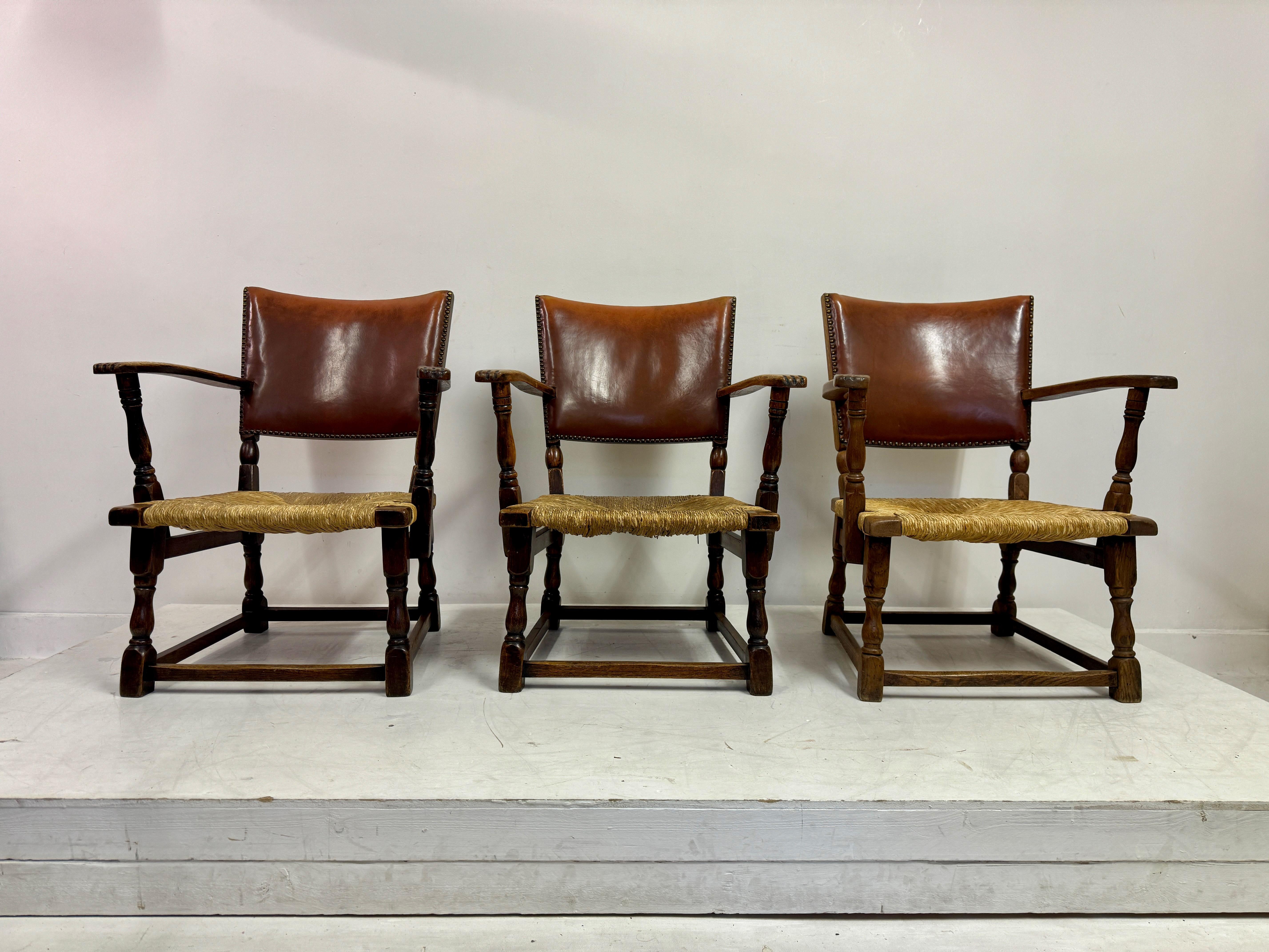 Mid-Century moderno Set di tre poltrone in Oak con sedute in giunco e pelle in vendita