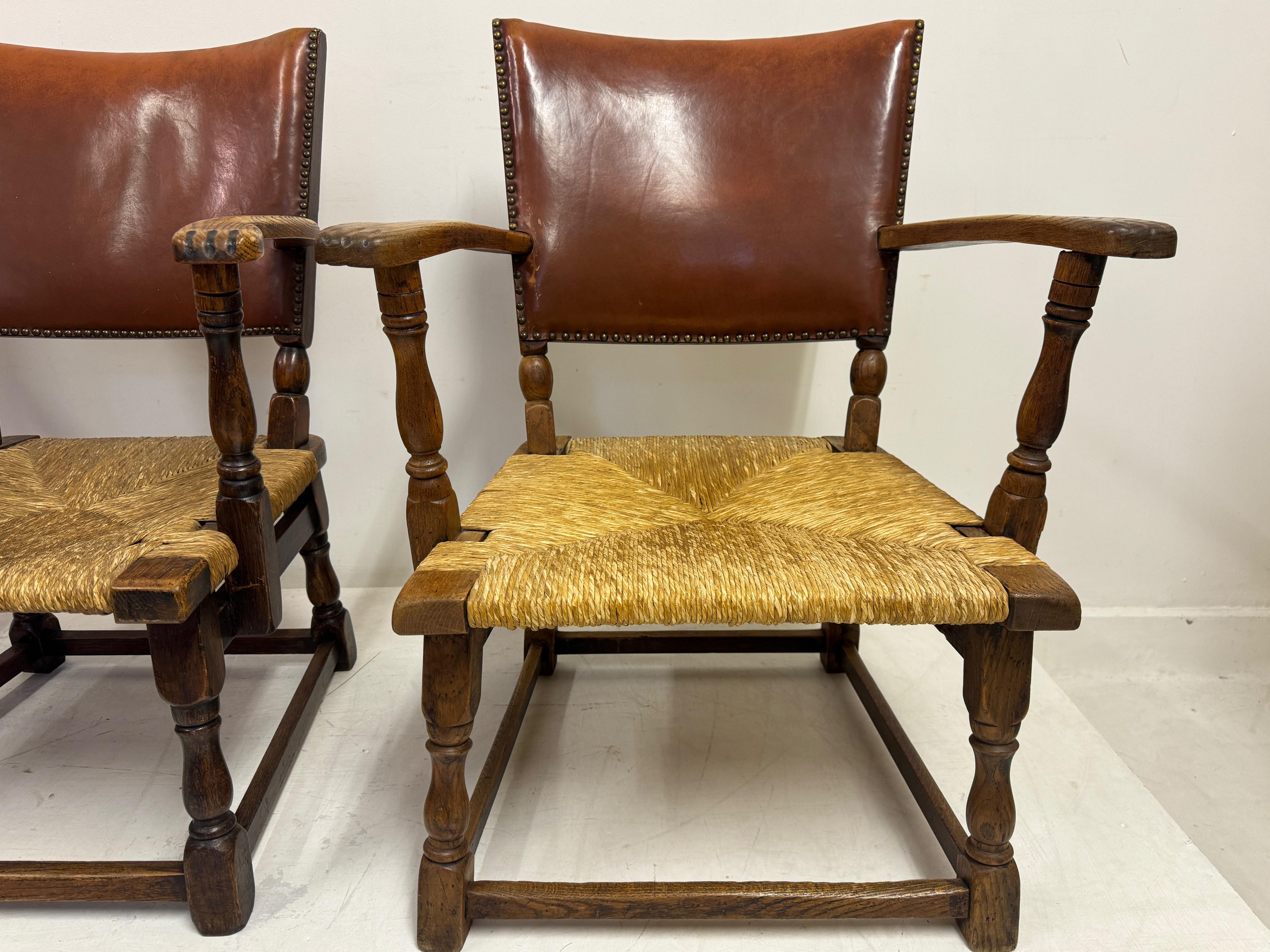 20ième siècle Ensemble de trois fauteuils en chêne avec sièges en jonc et en cuir en vente