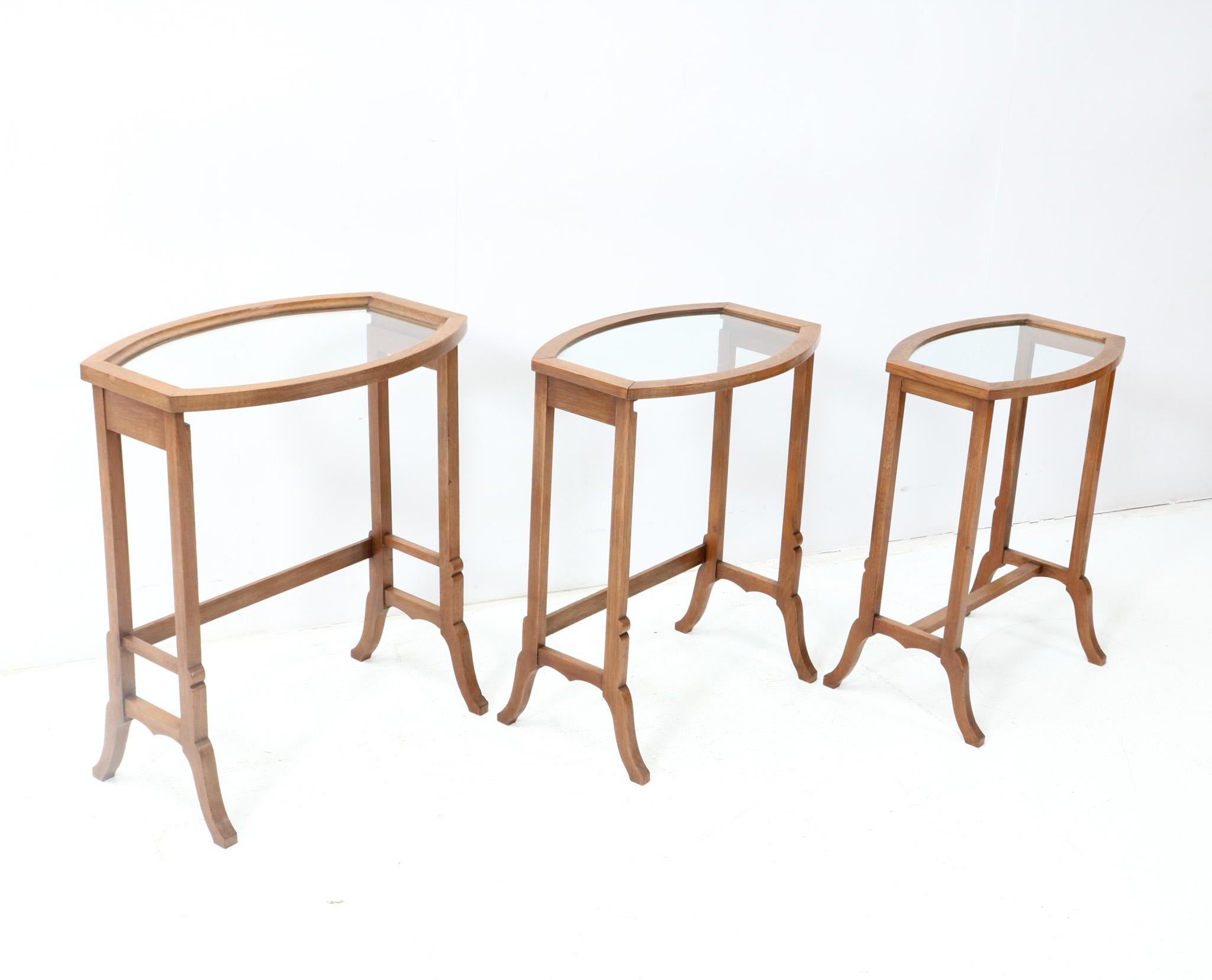 Set aus drei Jugendstil-Stapeltischen aus Eichenholz mit Glasplatten im Angebot 1