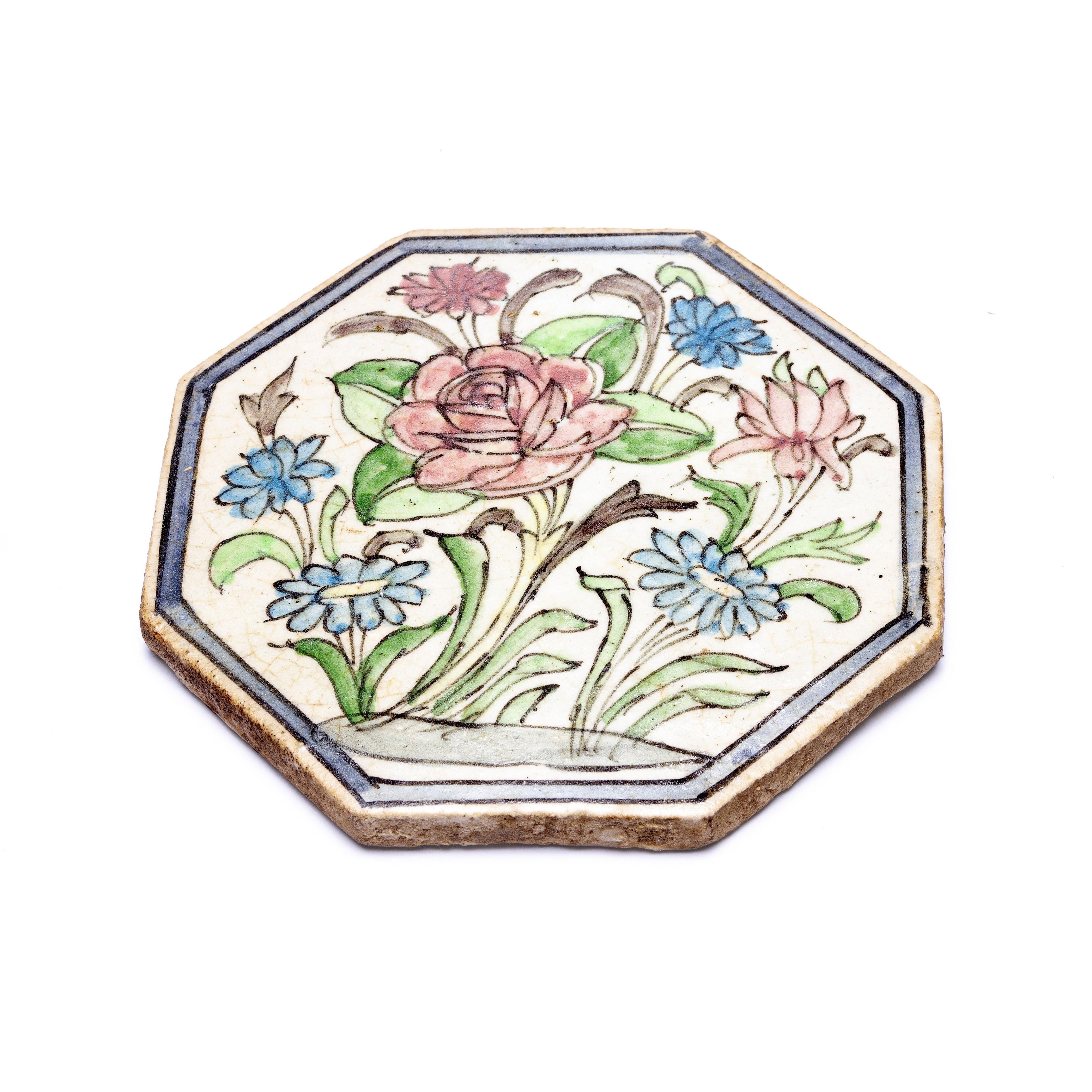 Ensemble de trois tuiles anciennes octogonales avec fleurs en vente 2