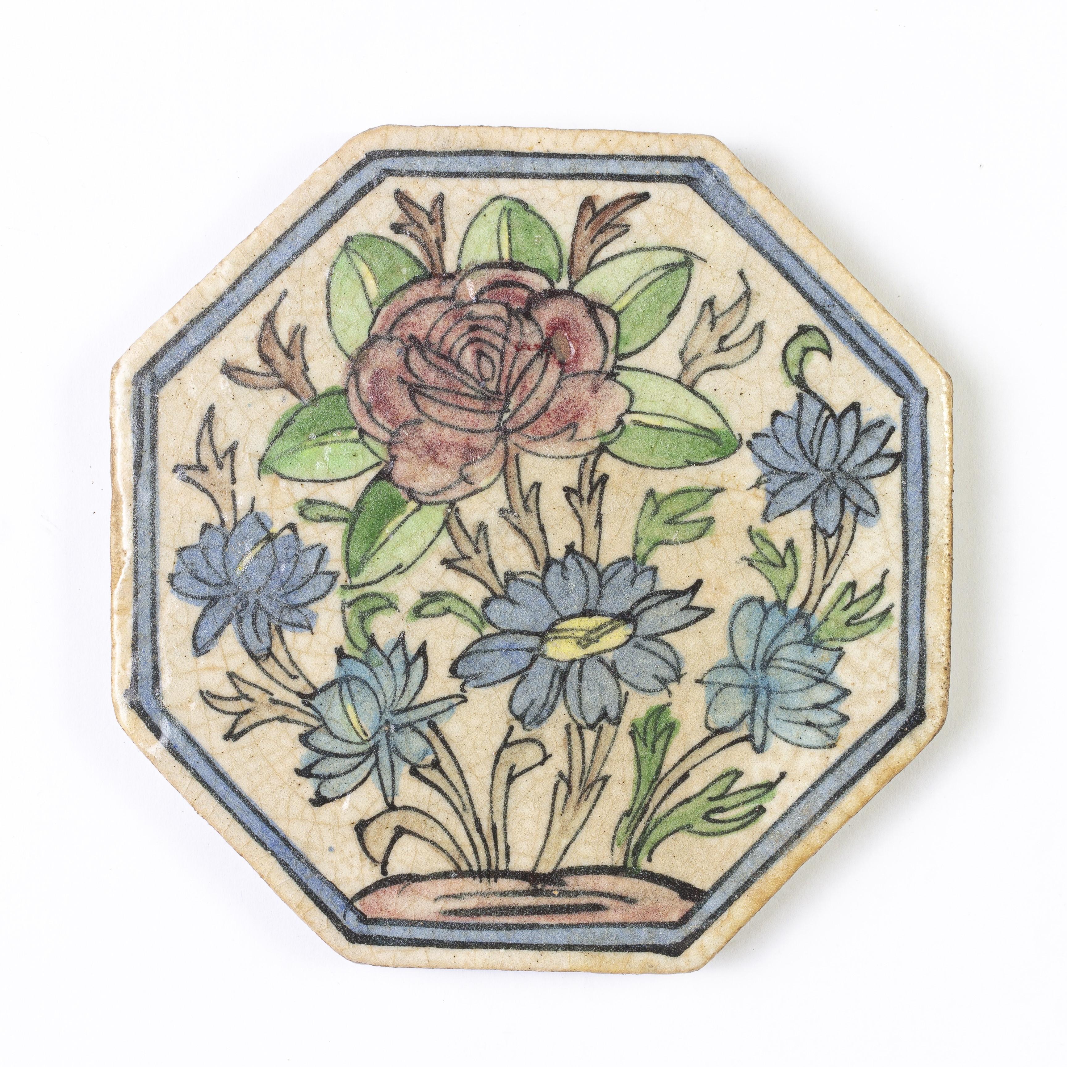 Autre Ensemble de trois tuiles anciennes octogonales avec fleurs en vente