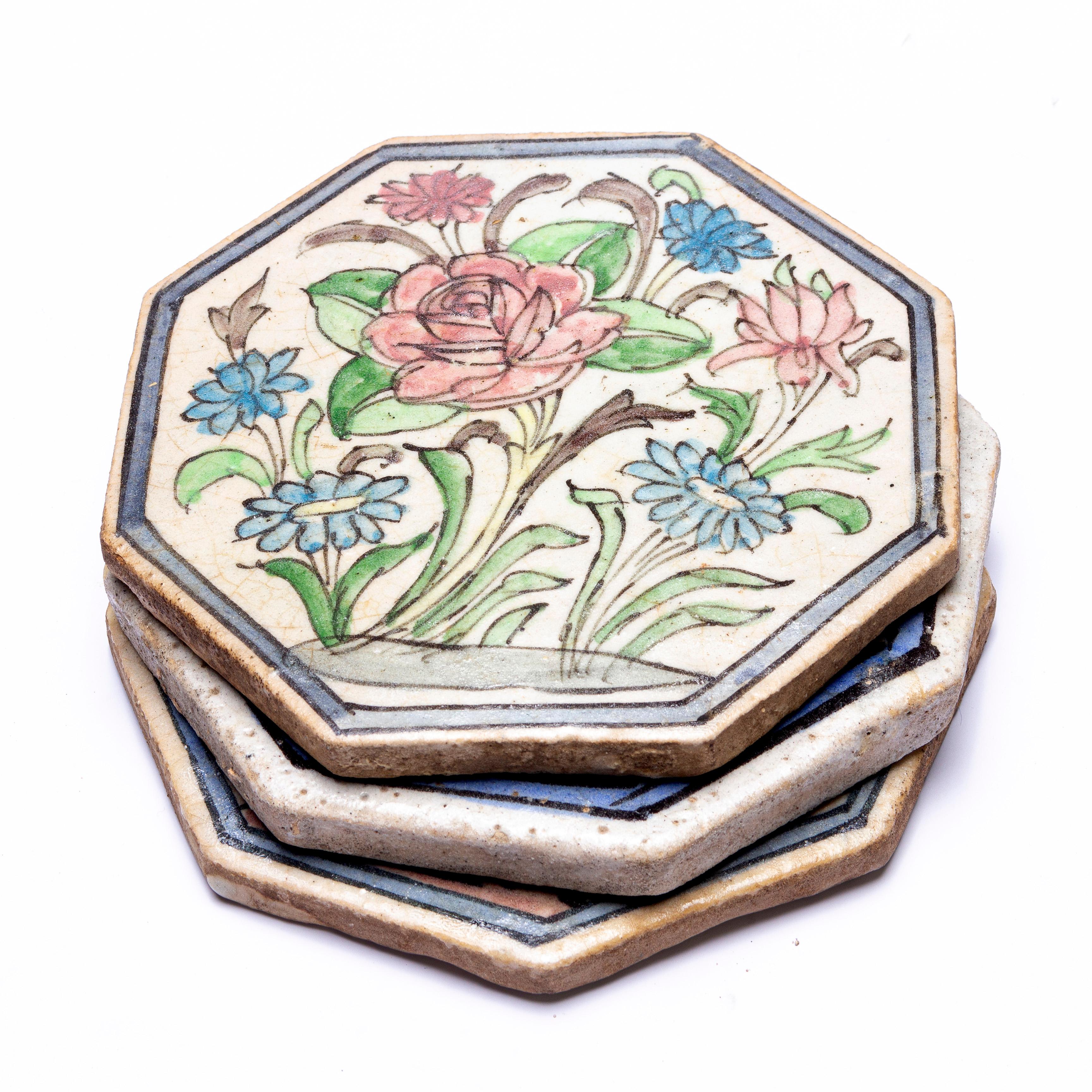 Peint à la main Ensemble de trois tuiles anciennes octogonales avec fleurs en vente