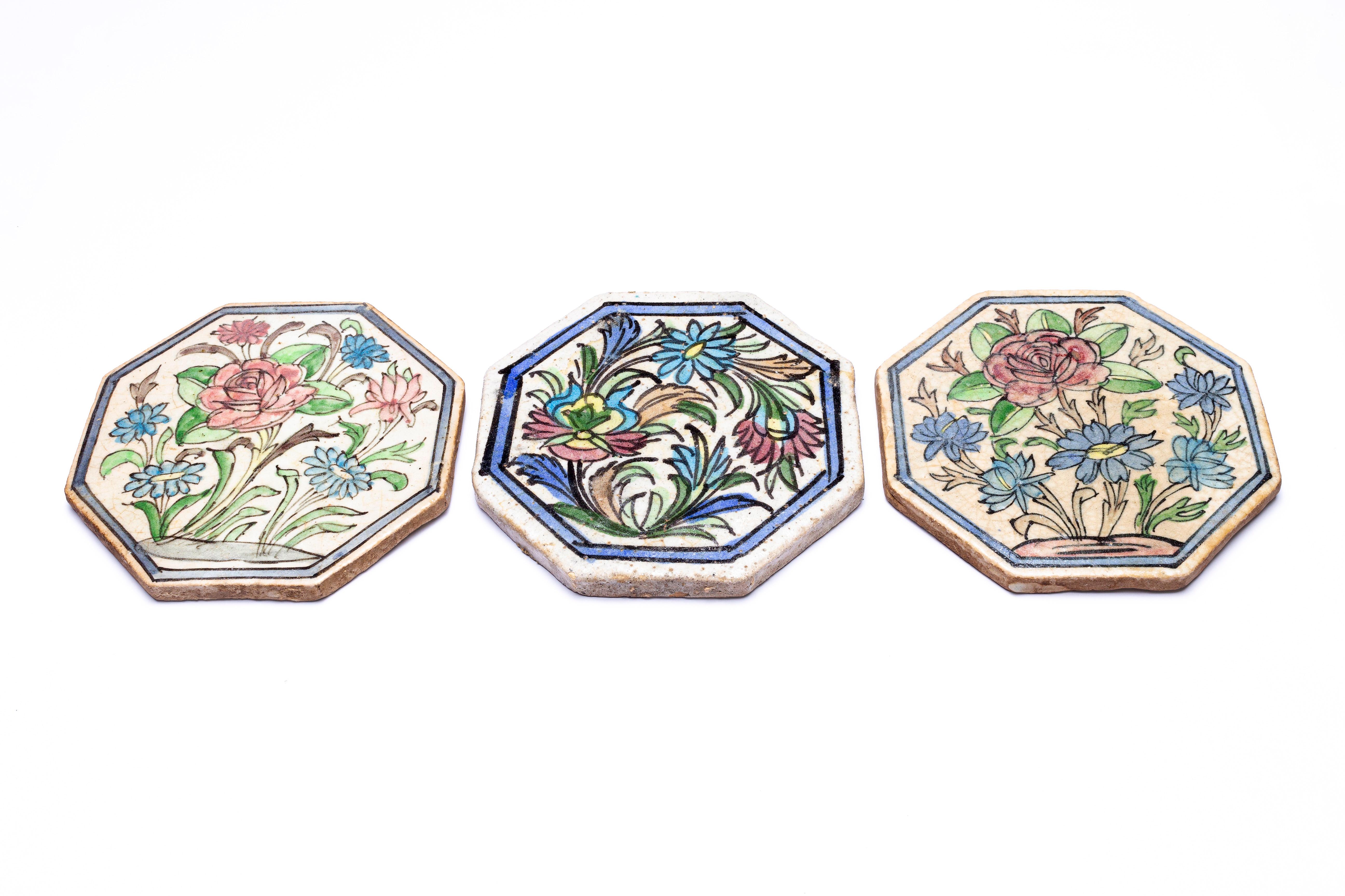 Ensemble de trois tuiles anciennes octogonales avec fleurs Excellent état - En vente à Alessandria, Piemonte