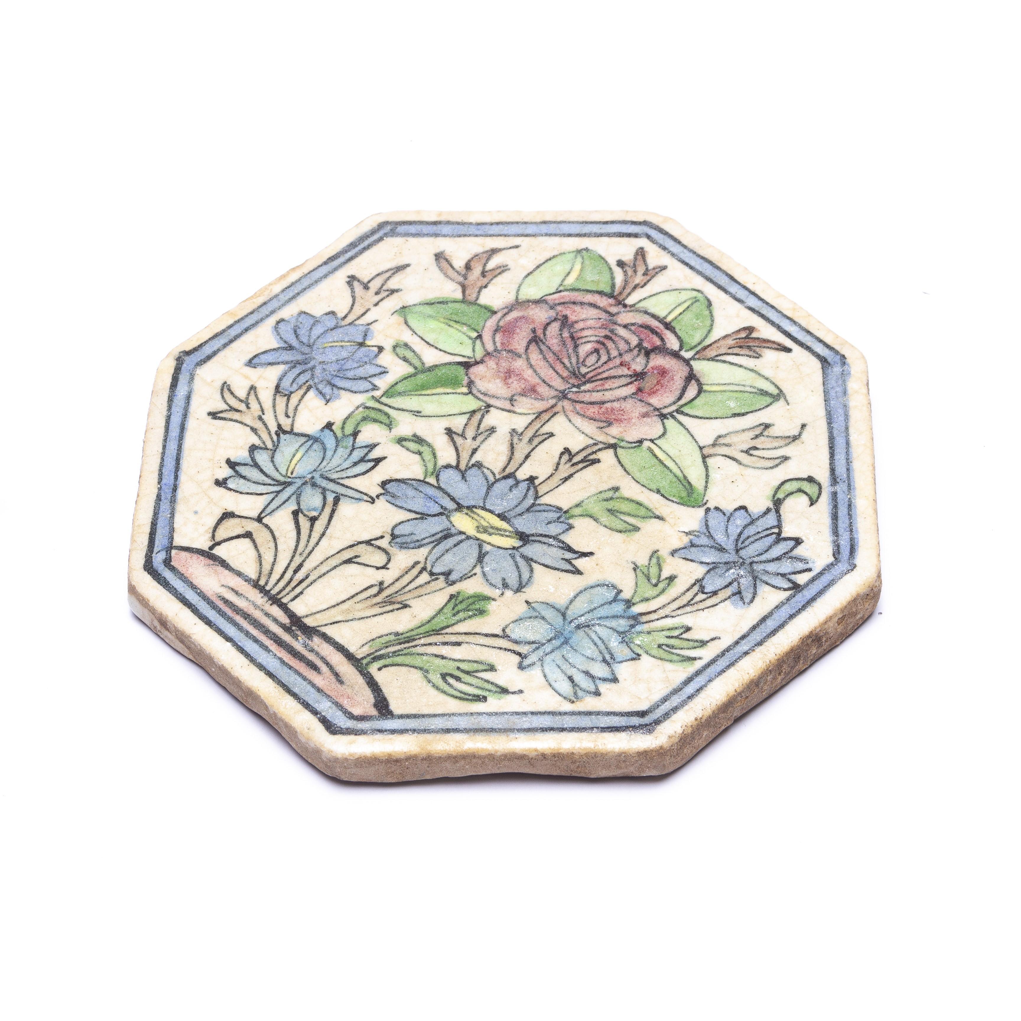 Céramique Ensemble de trois tuiles anciennes octogonales avec fleurs en vente
