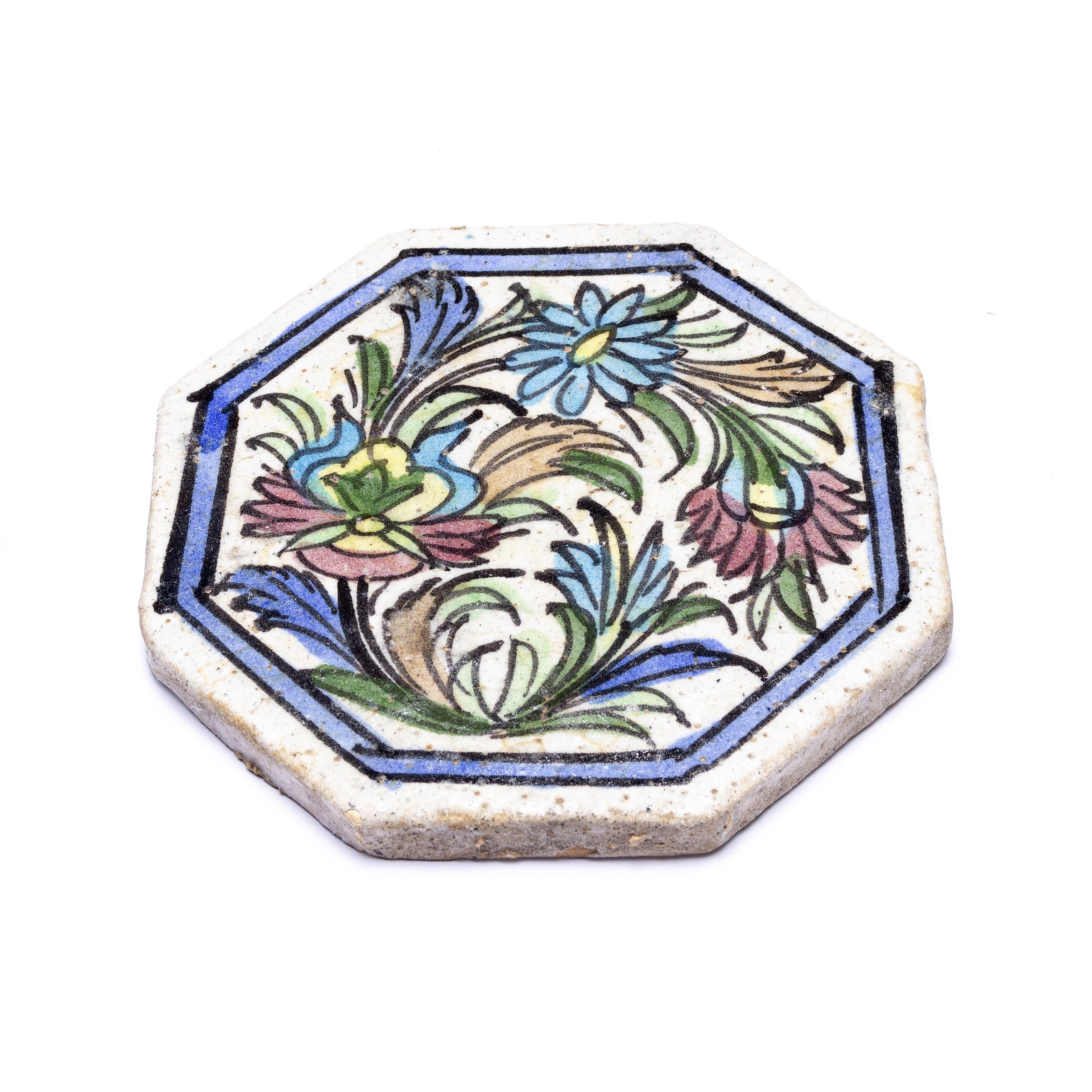 Ensemble de trois tuiles anciennes octogonales avec fleurs en vente 1