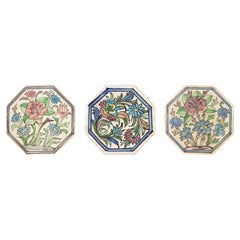 Set von drei achteckigen alten Kacheln mit Blumen