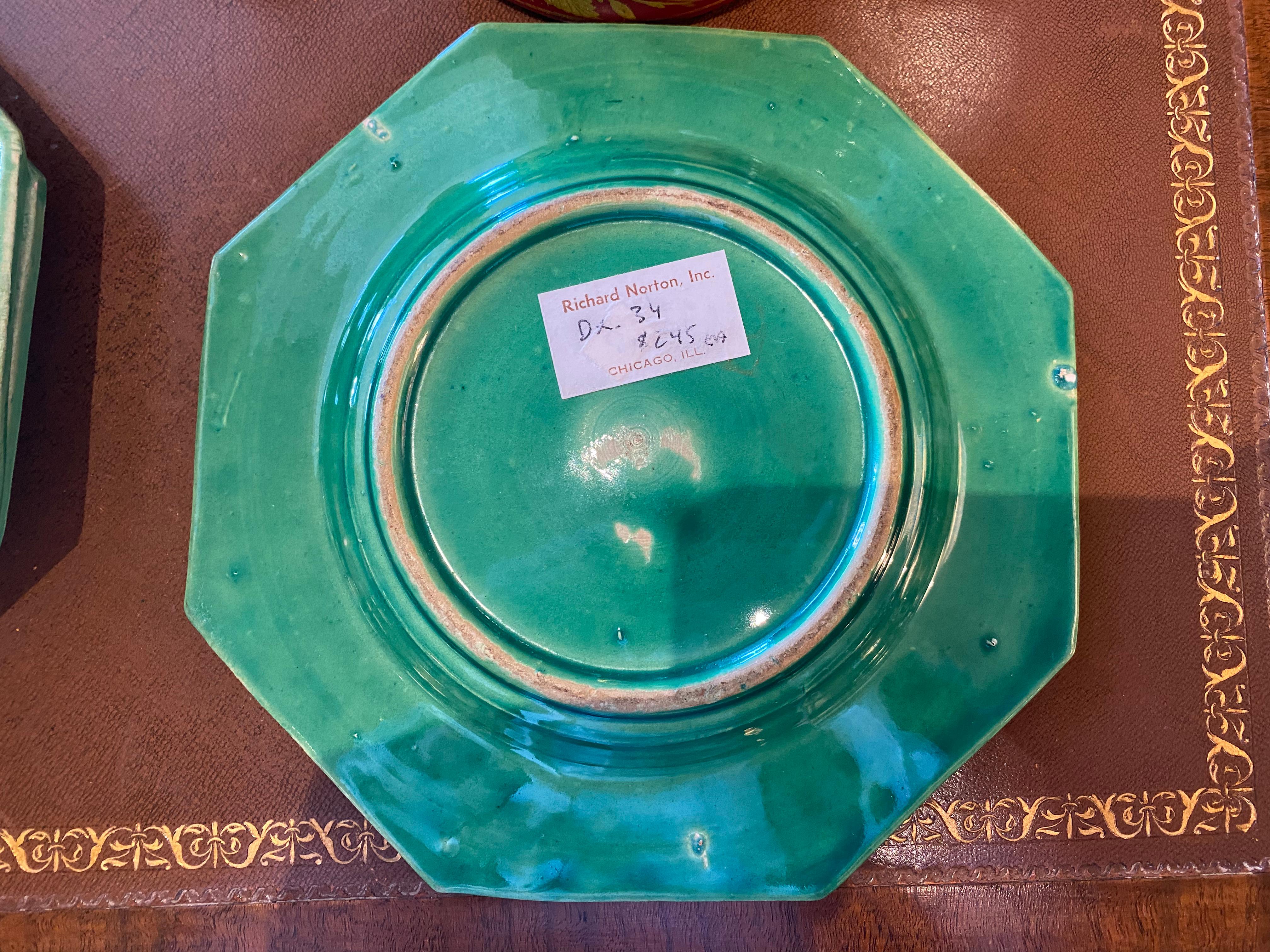 Ensemble de trois assiettes octogonales avec bord perlé Ex. Richard Norton, Chicago, IL  