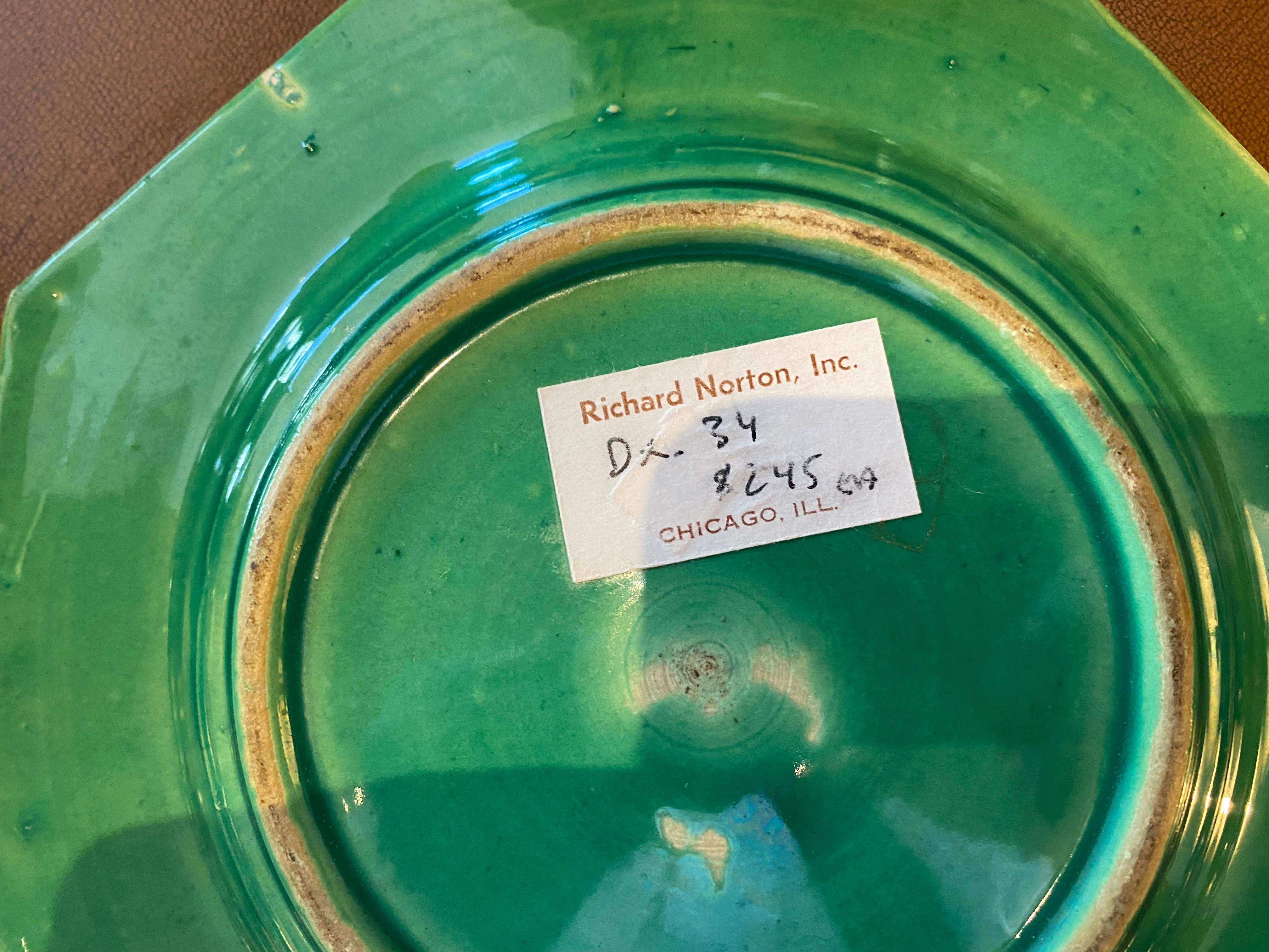 Ensemble de trois assiettes octogonales avec bord perlé Ex. Richard Norton, Chicago, IL Bon état - En vente à Buchanan, MI