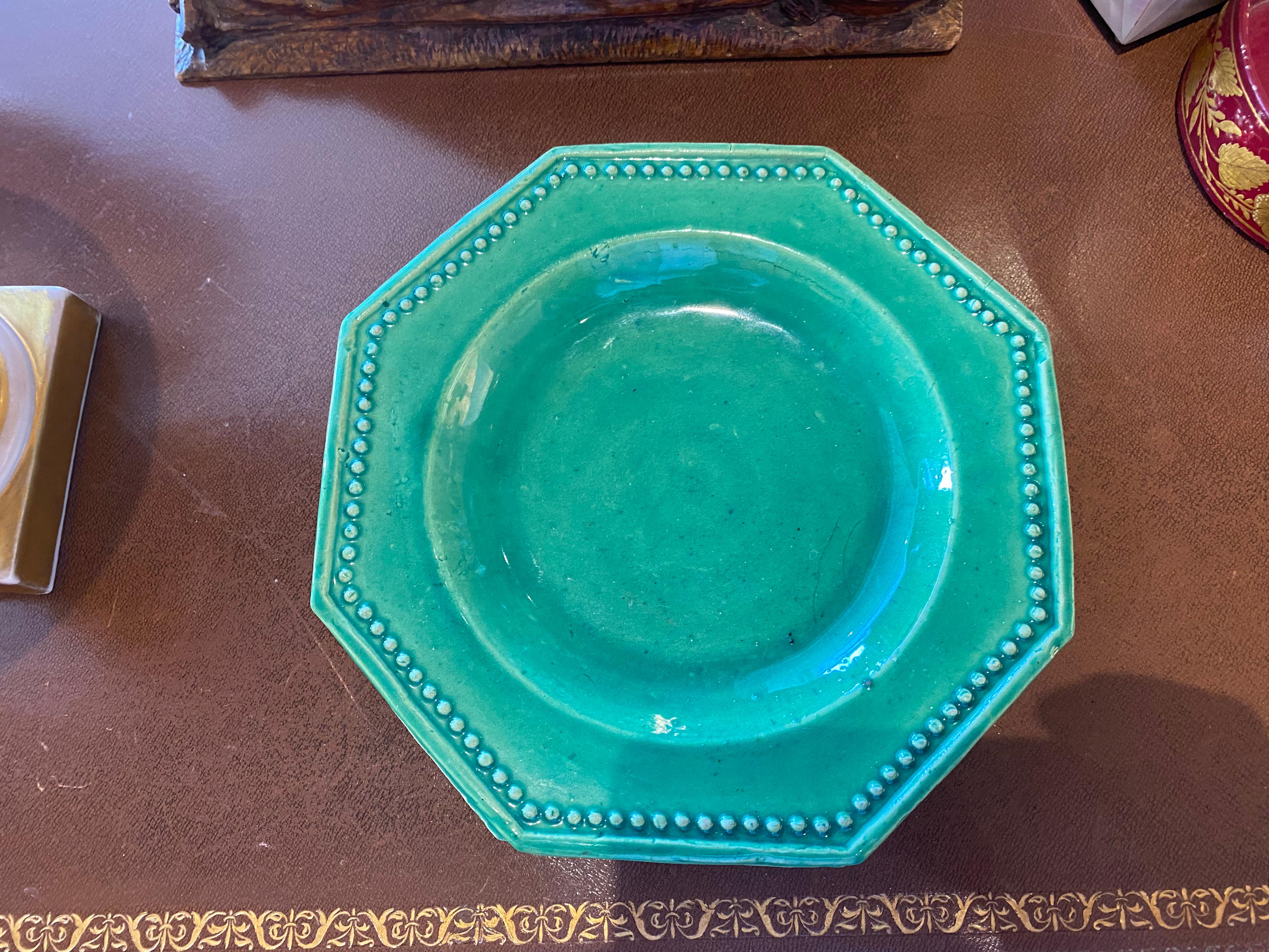 XIXe siècle Ensemble de trois assiettes octogonales avec bord perlé Ex. Richard Norton, Chicago, IL en vente