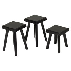 Set von drei Hockern aus der Sonderausgabe von Pierre Chapo in schwarzer Holzausgabe