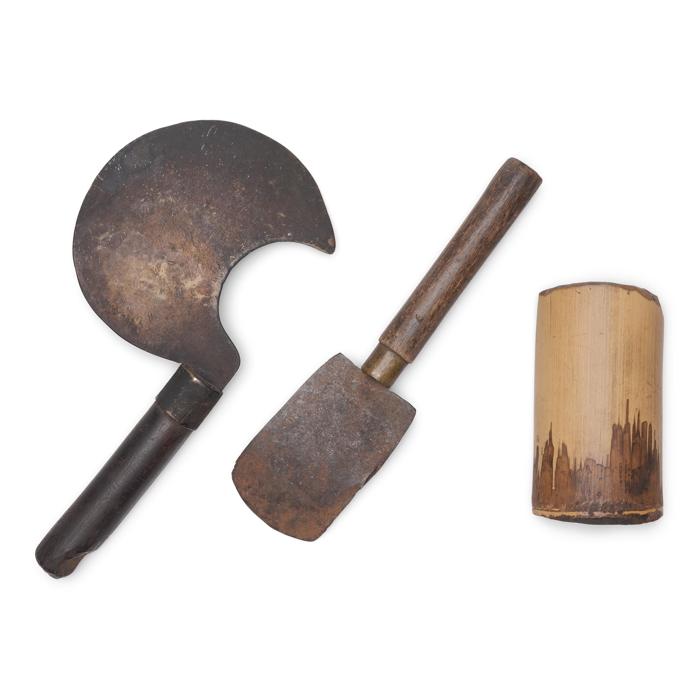 Ensemble de trois outils du XIXe siècle utilisés pour récolter le latex de l'opium sur les fleurs de pavot. Formés de manches en bambou et de lames en fer, ces outils rustiques servaient à gratter la surface d'une gousse de pavot à opium et à