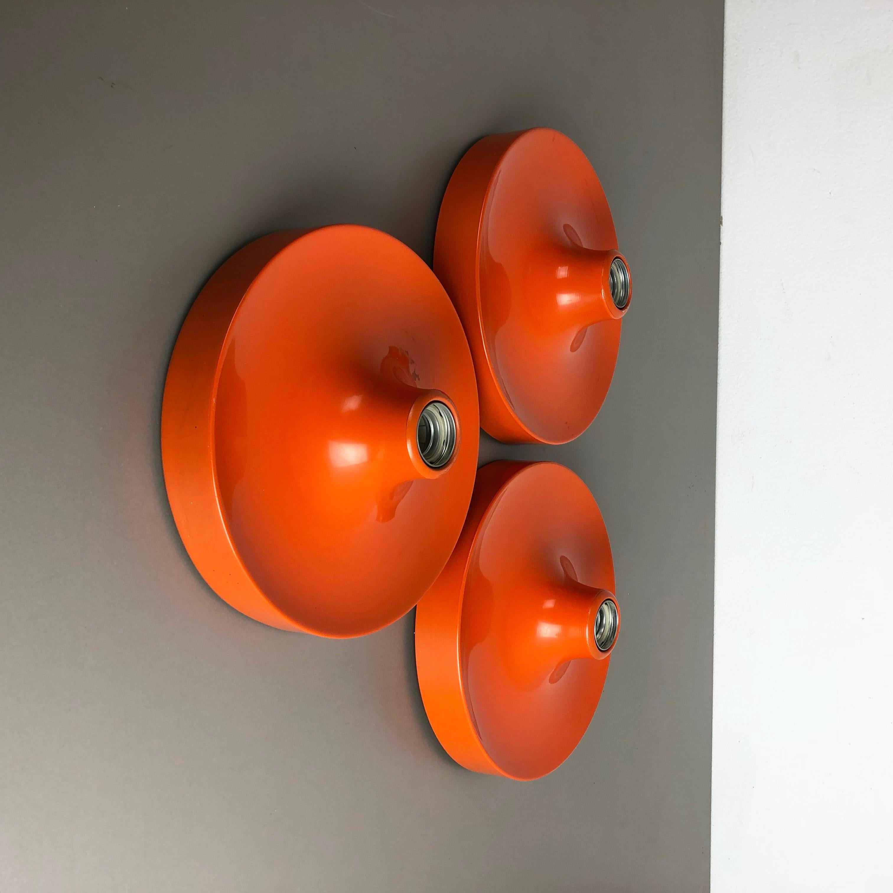 Set of Three Orange 1960s Charlotte Perriand Disc Wall Light by Honsel, Germany In Good Condition In Kirchlengern, DE