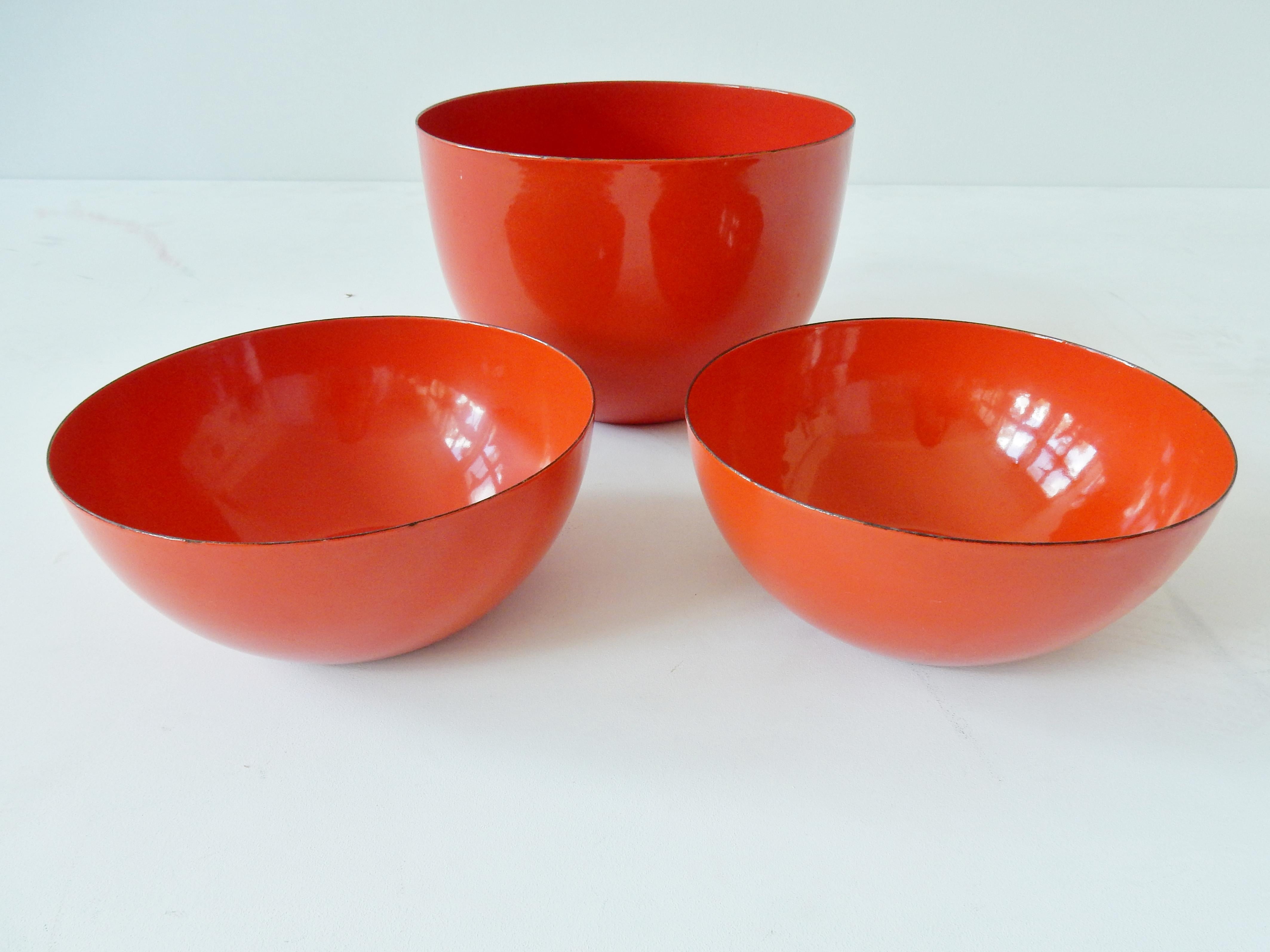 Un très bel ensemble de trois bols émaillés rouge-orange réalisés par Kaj Franck pour Finel, fabriqués en Finlande dans les années 1960. Ces bols sont en très bon état avec quelques signes d'âge et d'utilisation. Les bols sont signés sur le