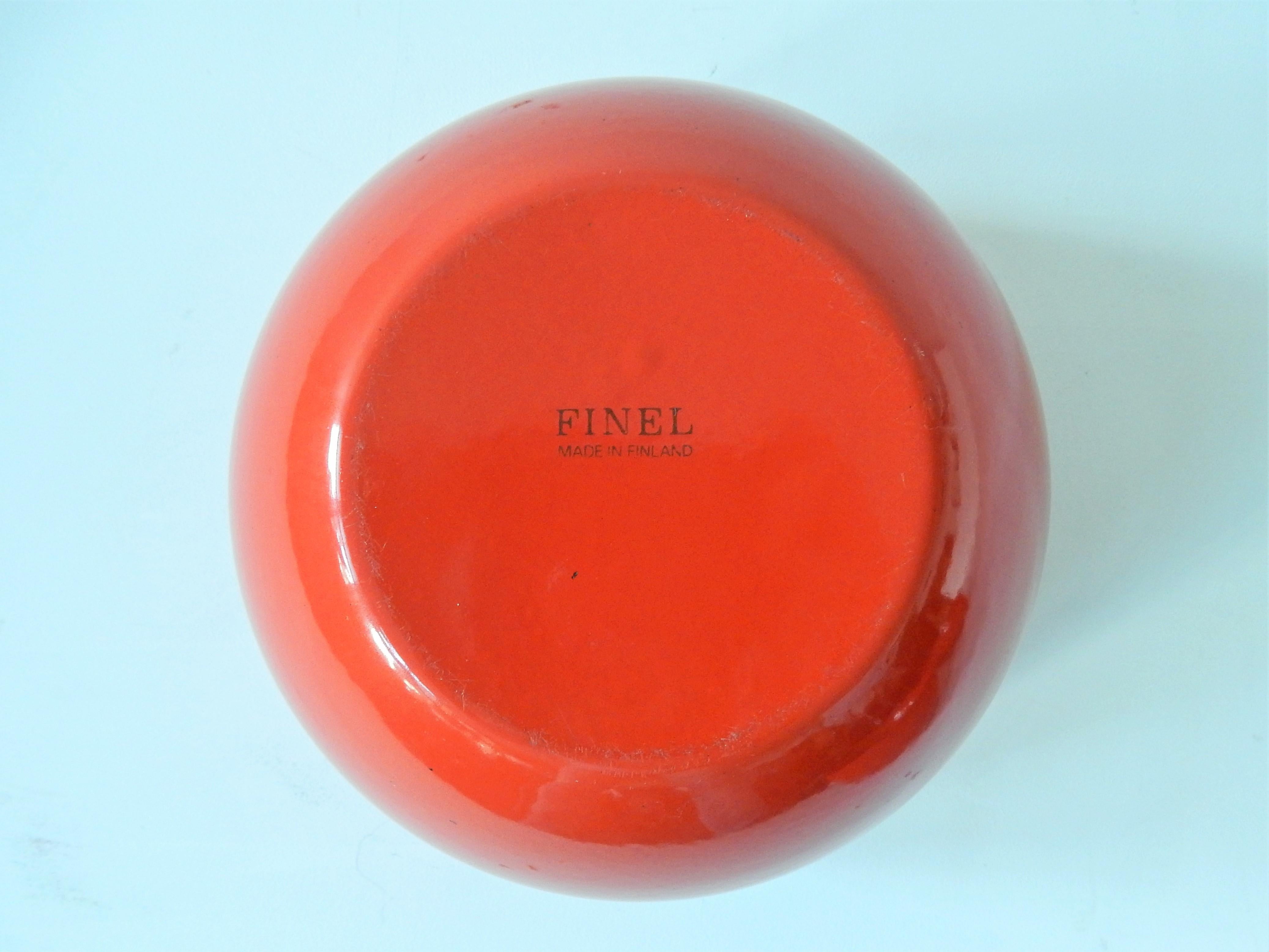 Finnish Set of three Orange-Red Enameled Bowls by Kaj Franck for Finel, Finland, 1960s For Sale