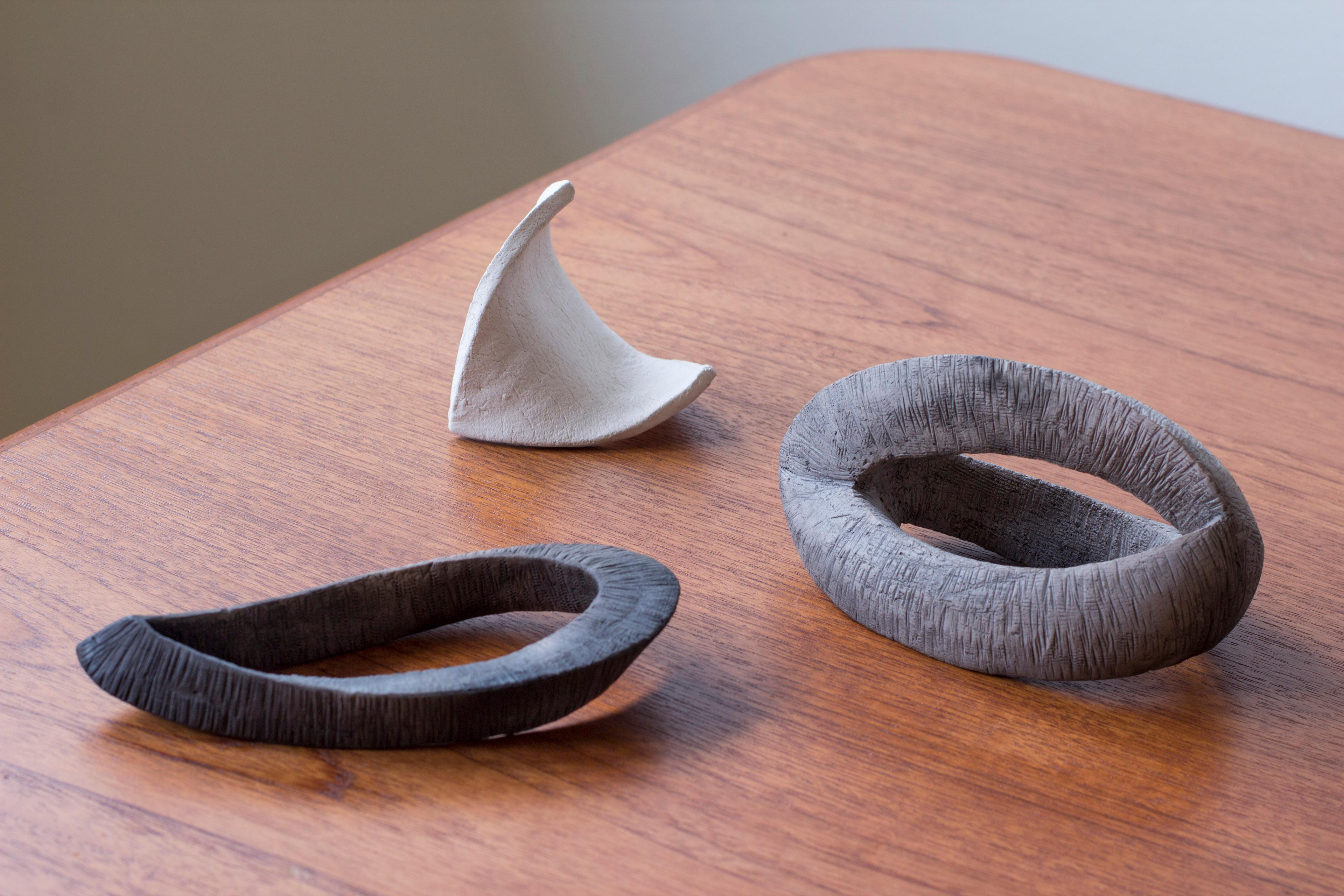 Set di ceramiche in gres di un artista danese sconosciuto. Realizzato a mano in Danimarca negli anni 1960-70. Traendo ispirazione da elementi naturali come i fossili. Molto ben fatto con belle texture e smalti mutevoli. Condizioni molto buone con