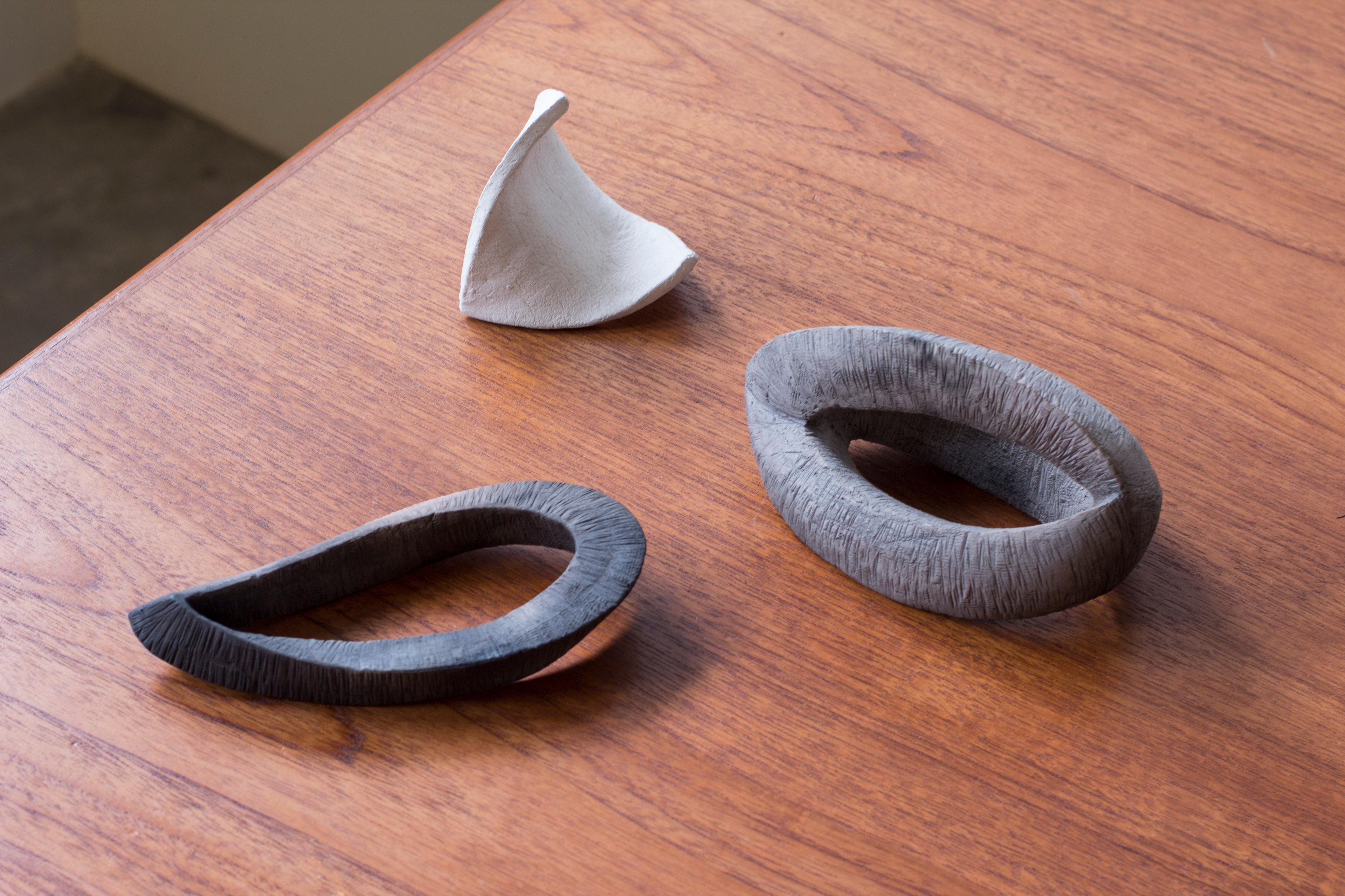 Scandinavo moderno Set di tre sculture organiche in ceramica di un artista danese sconosciuto. Realizzato a mano in vendita