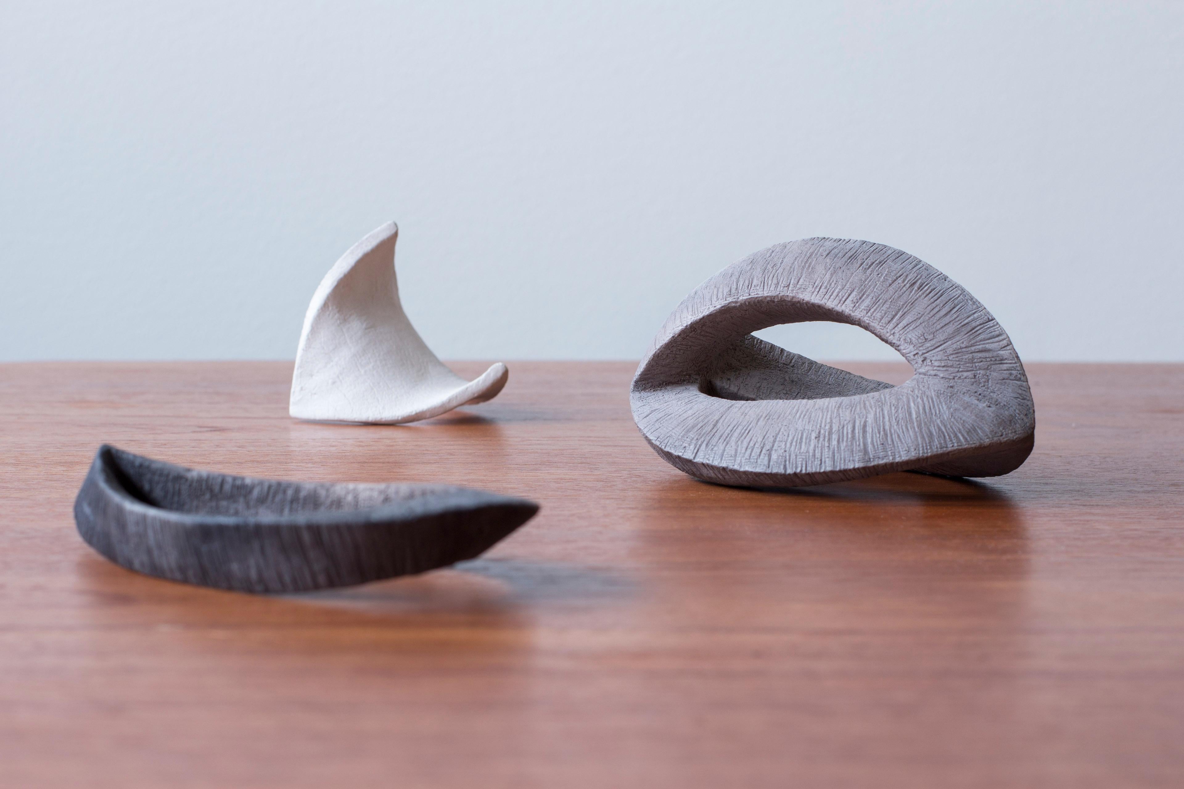 Danese Set di tre sculture organiche in ceramica di un artista danese sconosciuto. Realizzato a mano in vendita