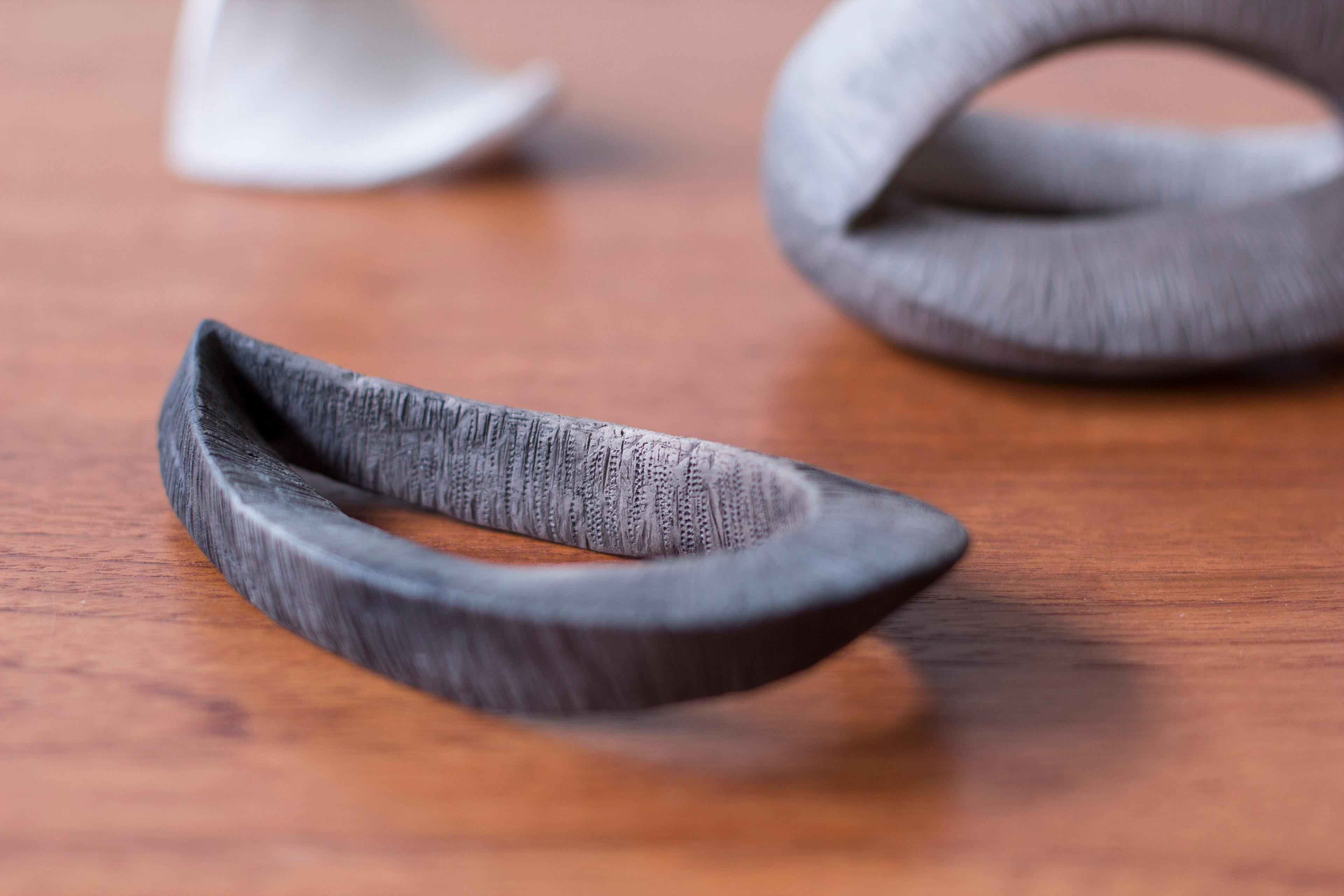 Set di tre sculture organiche in ceramica di un artista danese sconosciuto. Realizzato a mano In condizioni buone in vendita a Hägersten, SE
