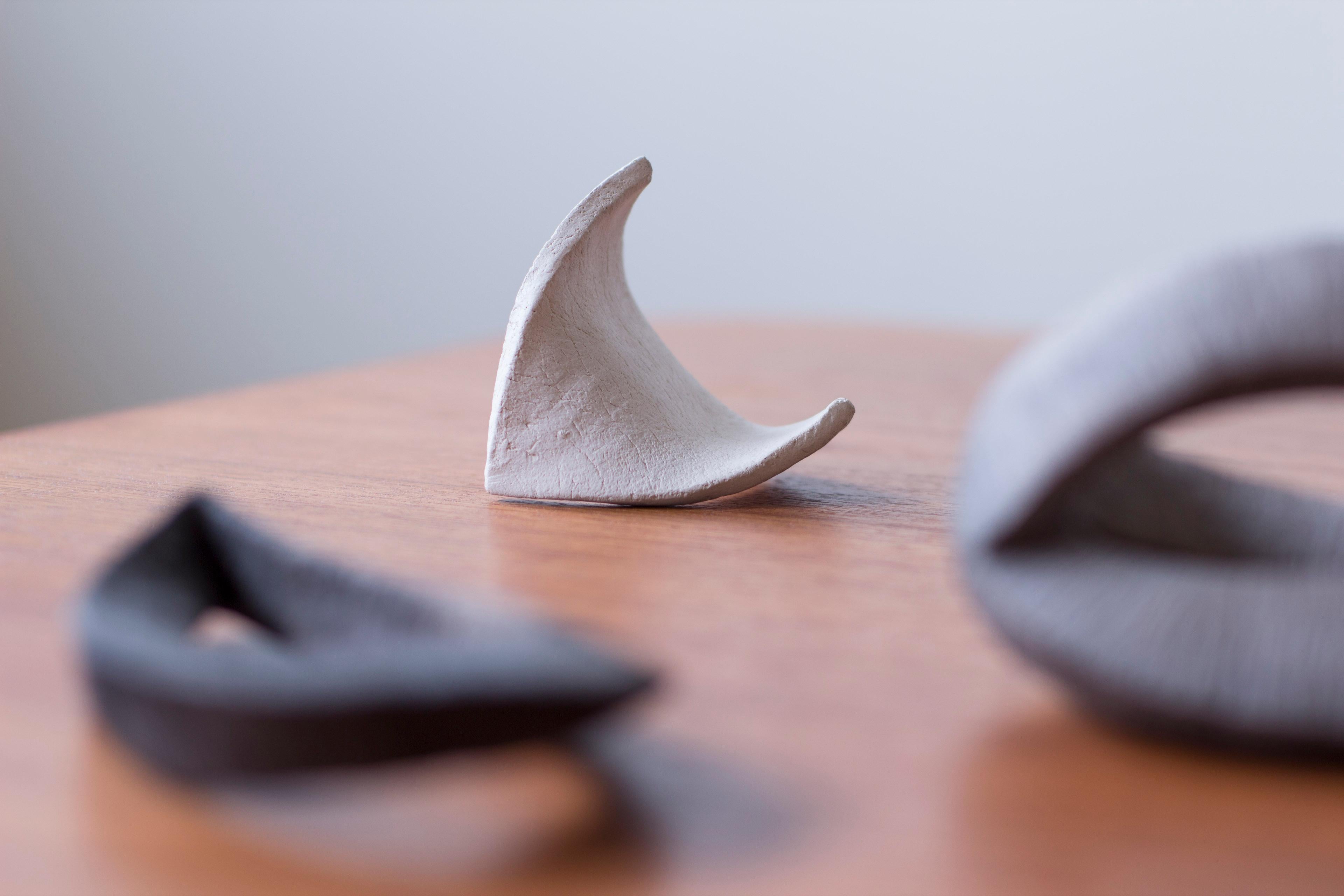 Grès porcellanato Set di tre sculture organiche in ceramica di un artista danese sconosciuto. Realizzato a mano in vendita