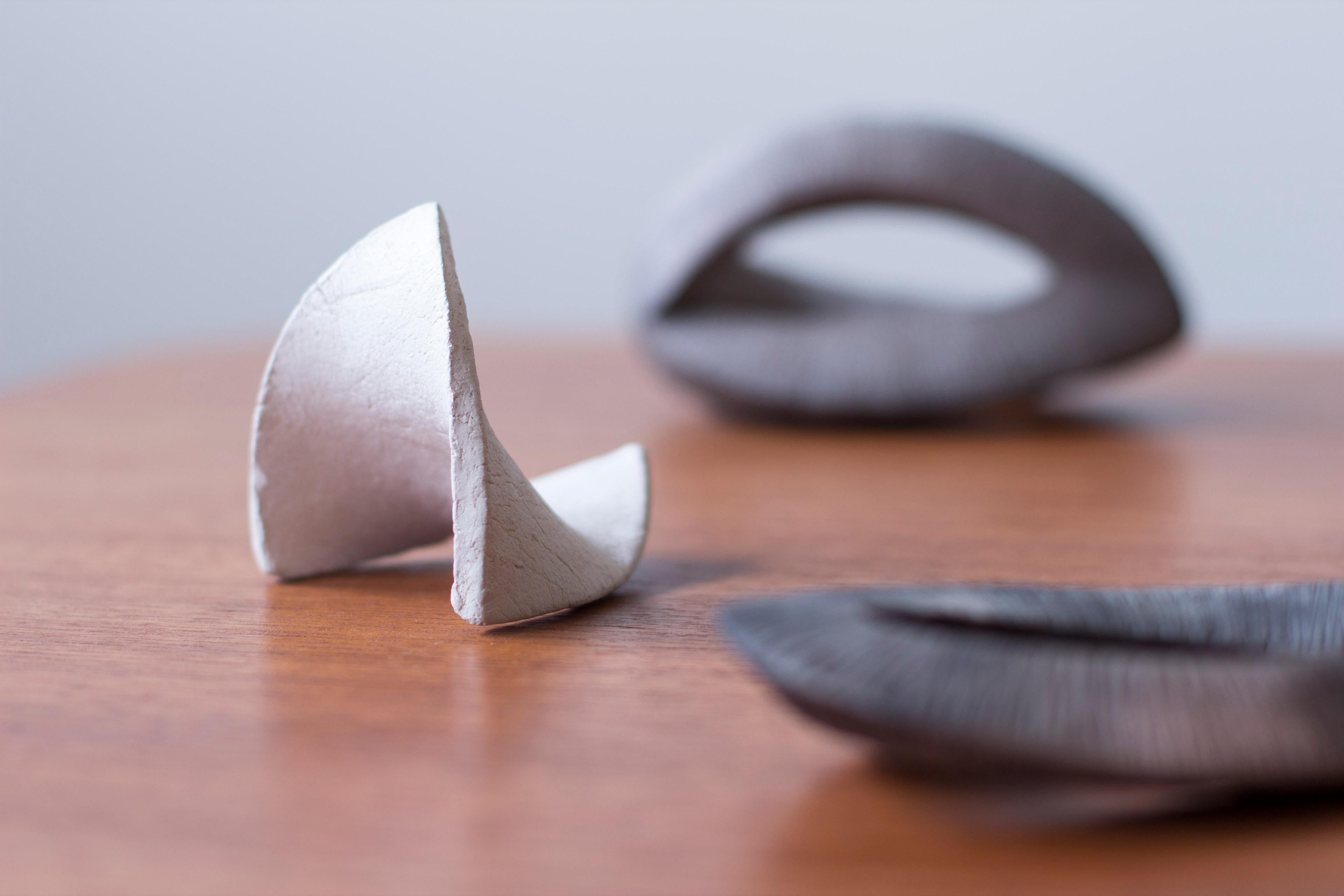 Set di tre sculture organiche in ceramica di un artista danese sconosciuto. Realizzato a mano in vendita 1