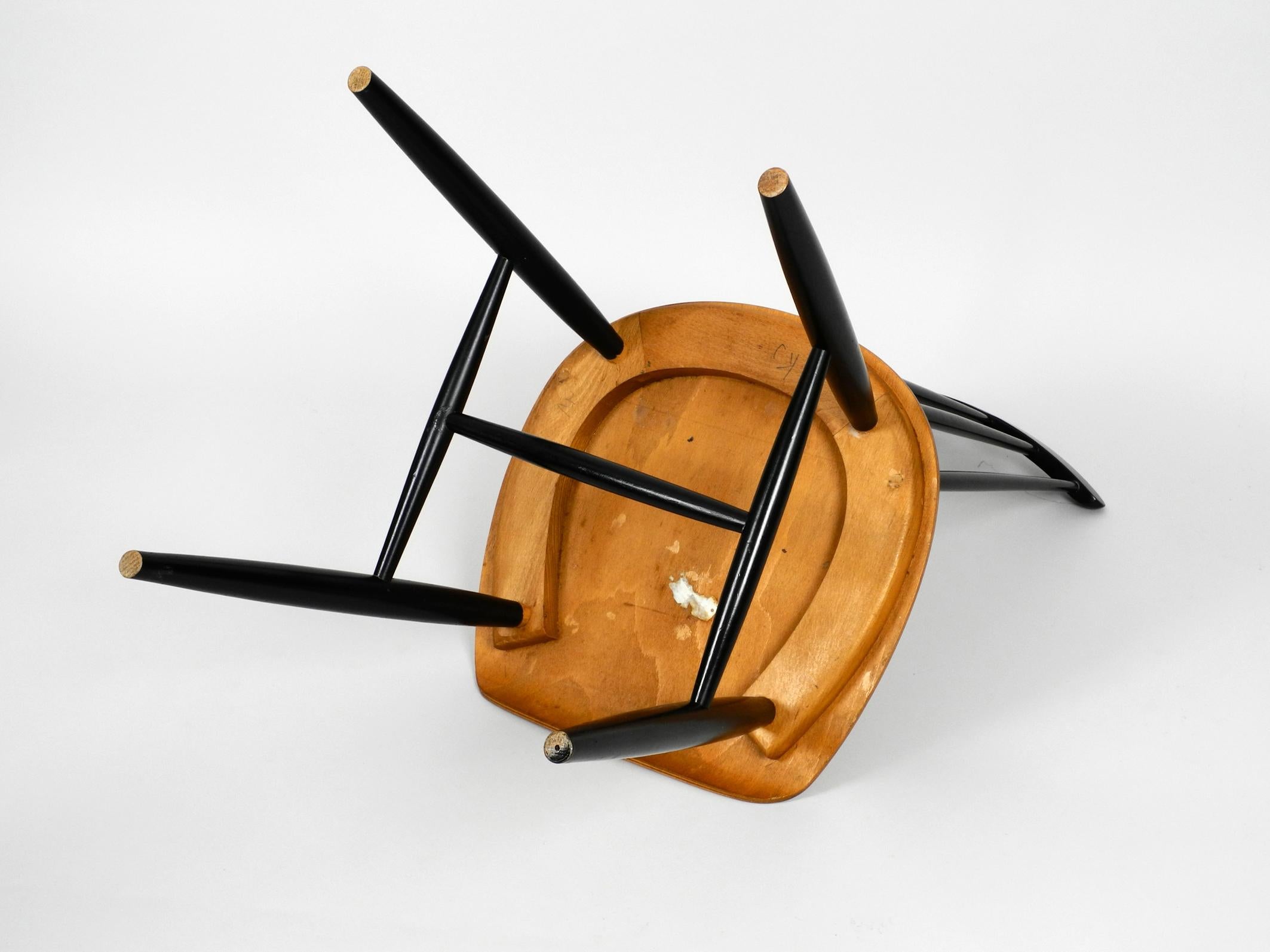 Ensemble de trois chaises originales en bois du milieu du siècle:: à dossier en fuseau et assise en teck en vente 3