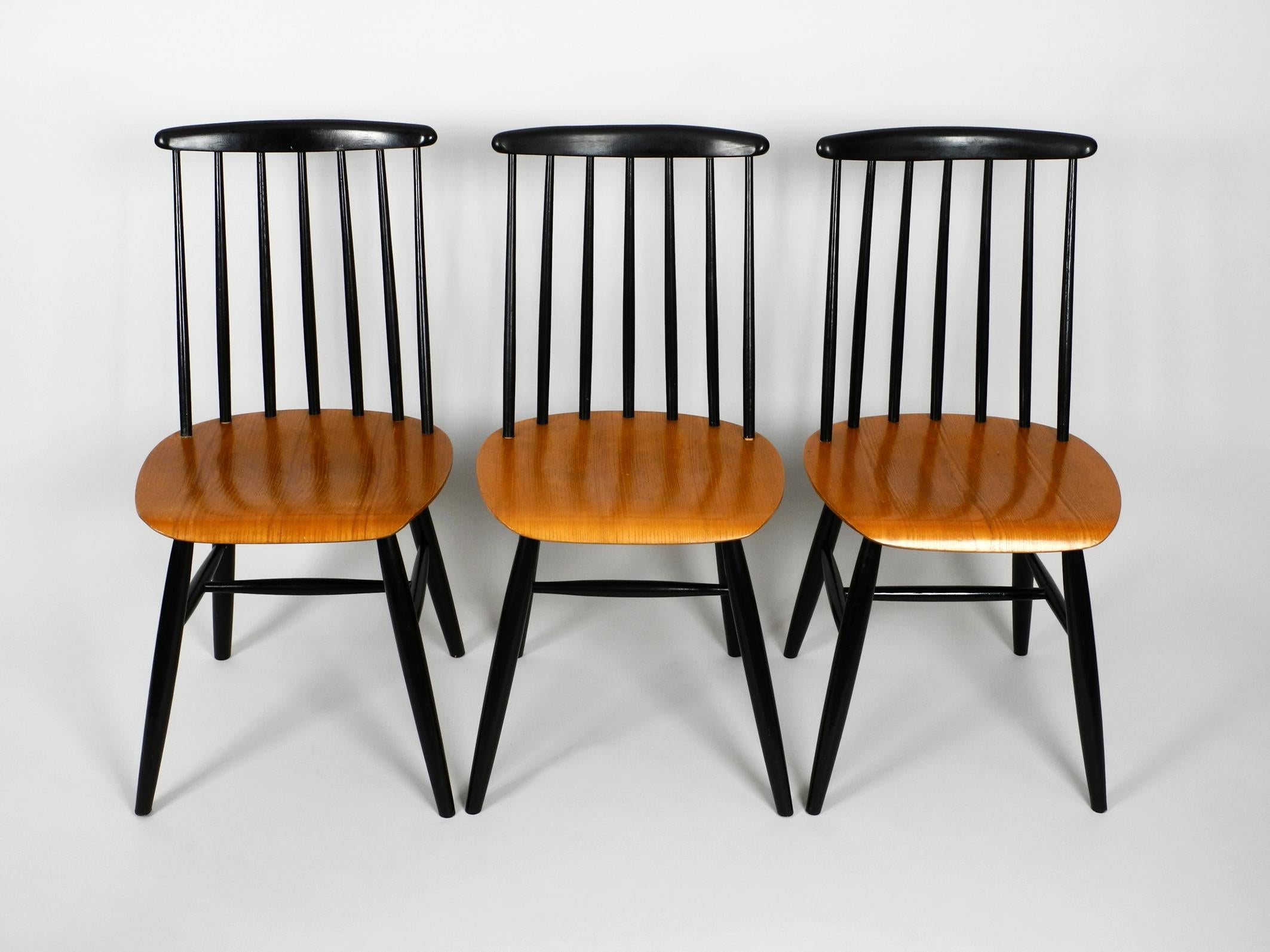 Ensemble de trois chaises originales en bois du milieu du siècle:: à dossier en fuseau et assise en teck en vente 4