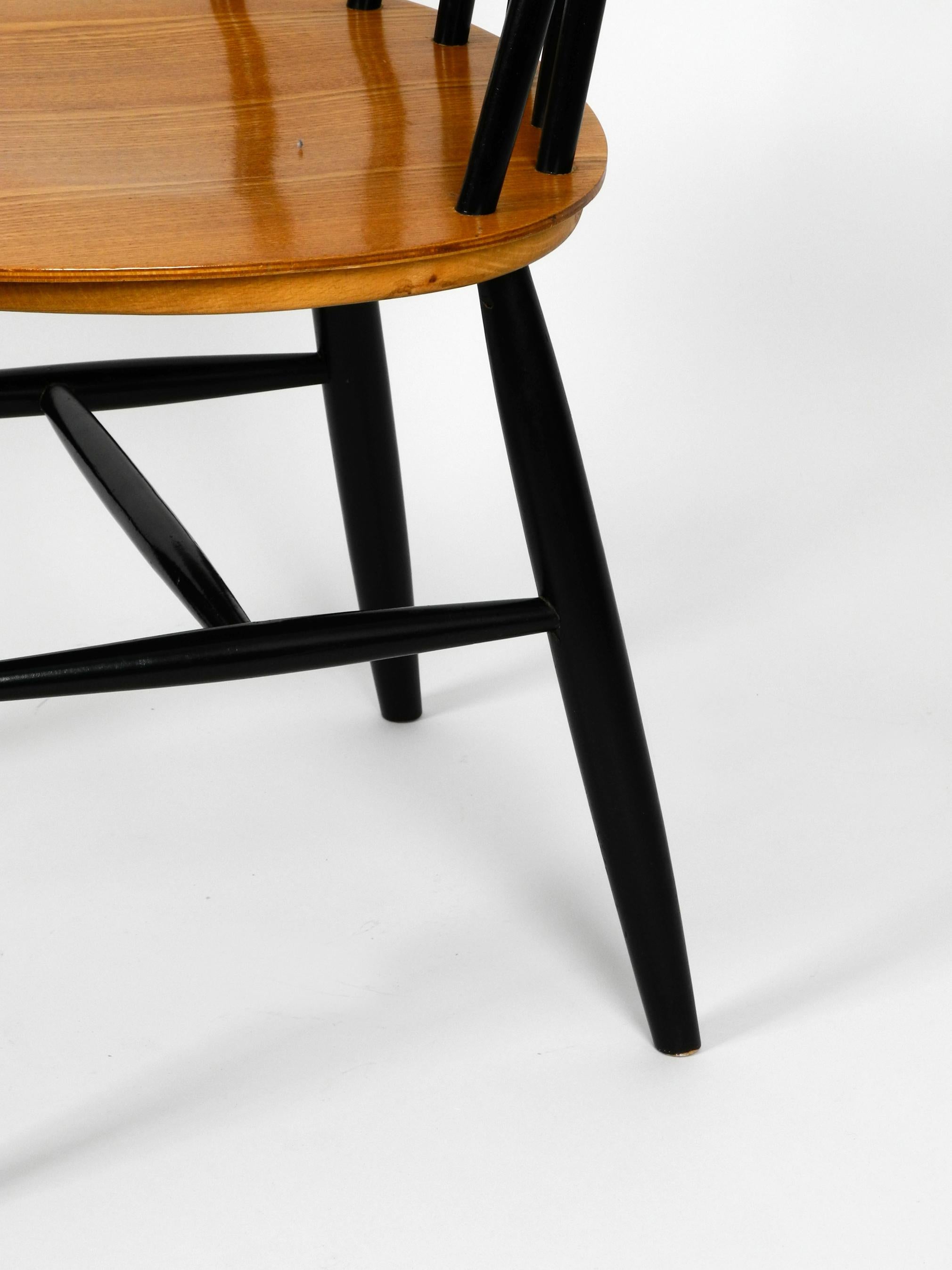 Ensemble de trois chaises originales en bois du milieu du siècle:: à dossier en fuseau et assise en teck en vente 7