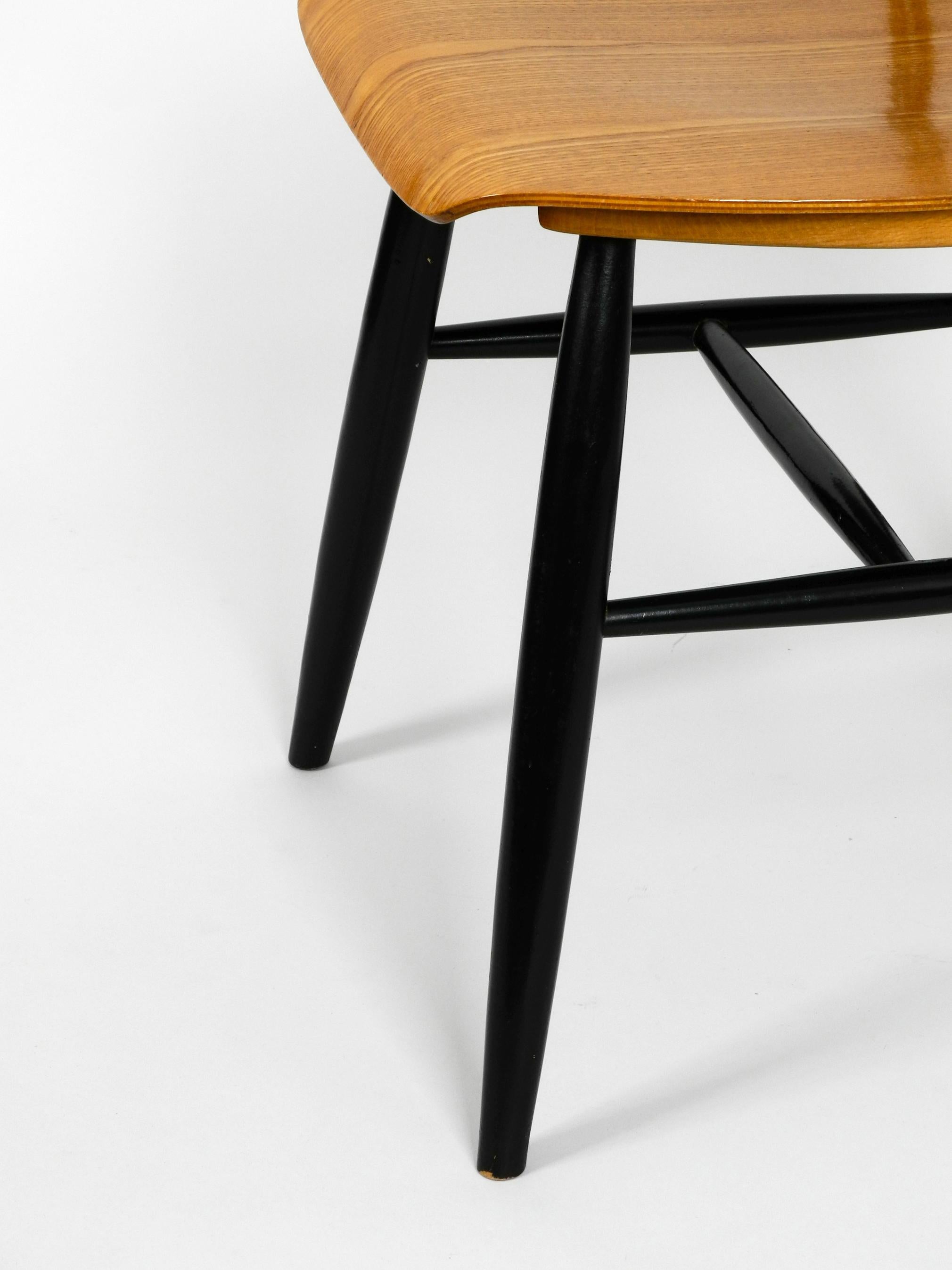 Ensemble de trois chaises originales en bois du milieu du siècle:: à dossier en fuseau et assise en teck en vente 8