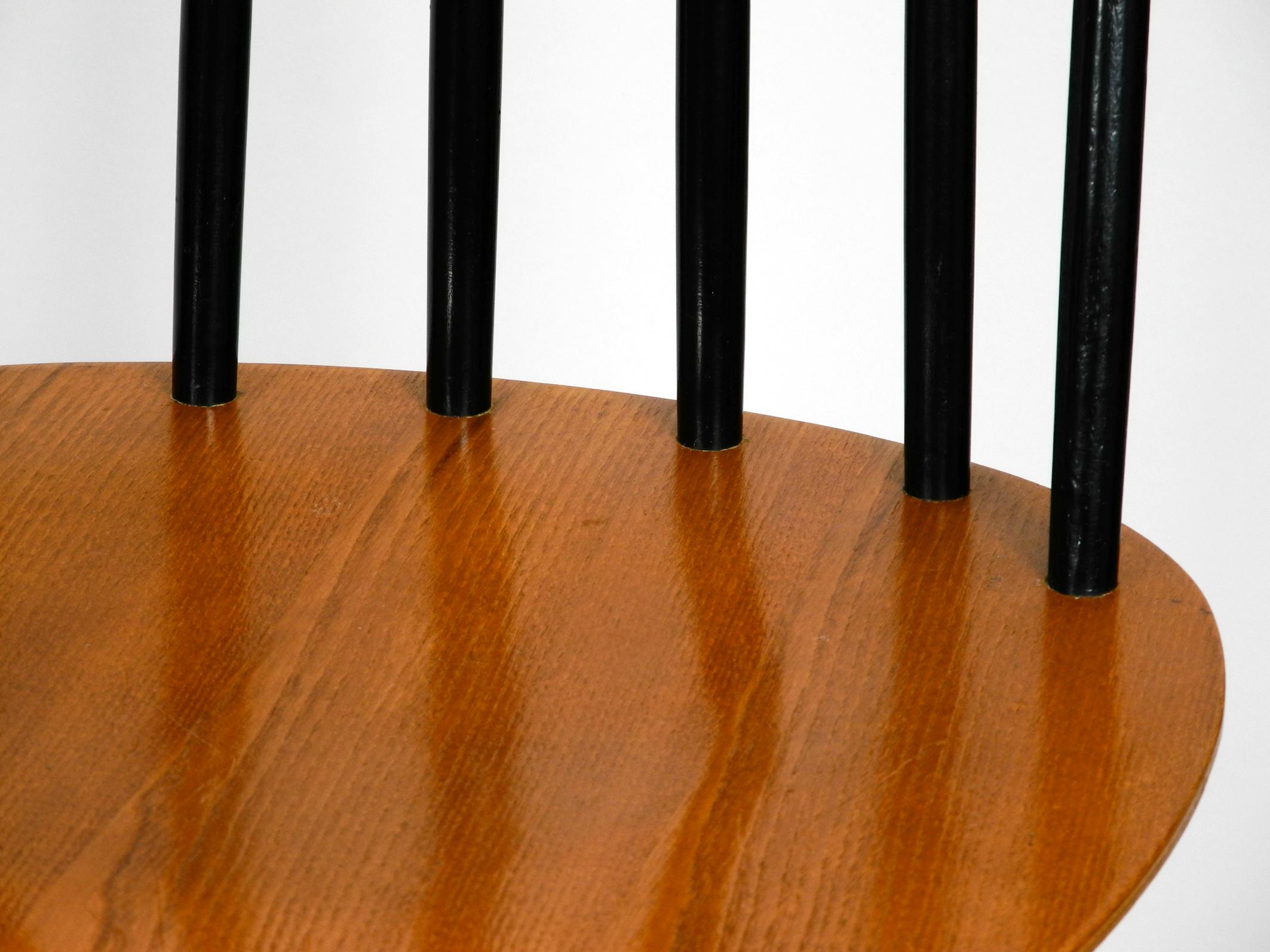 Ensemble de trois chaises originales en bois du milieu du siècle:: à dossier en fuseau et assise en teck en vente 9