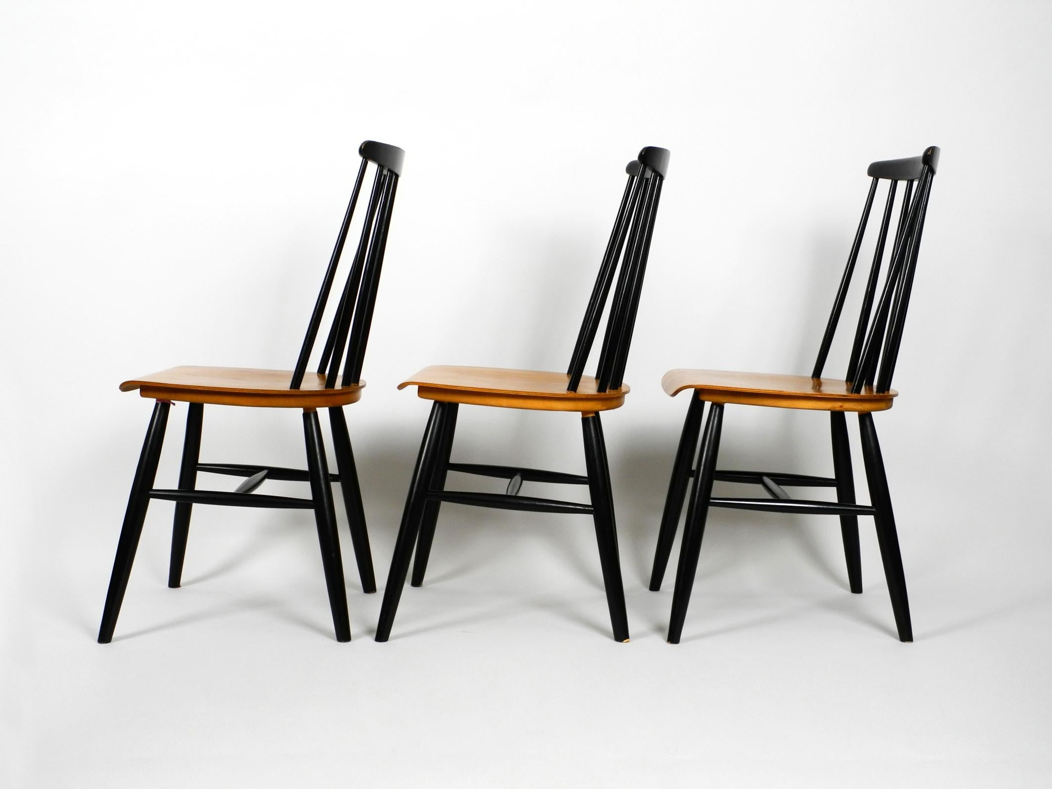Set of Three Original Midcentury Wood Spindle Back Chairs with Teak Seat In Good Condition For Sale In München, DE