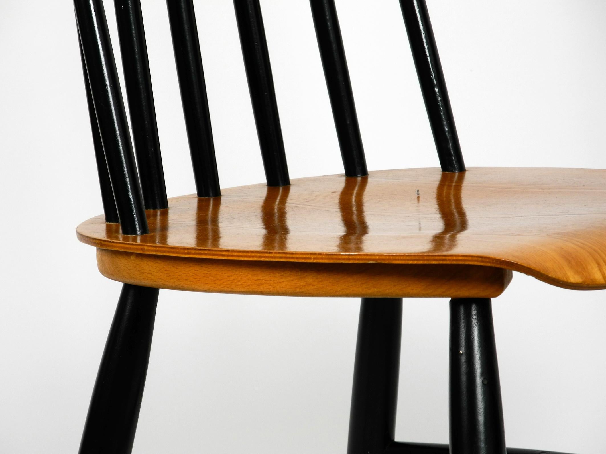 Ensemble de trois chaises originales en bois du milieu du siècle:: à dossier en fuseau et assise en teck en vente 1