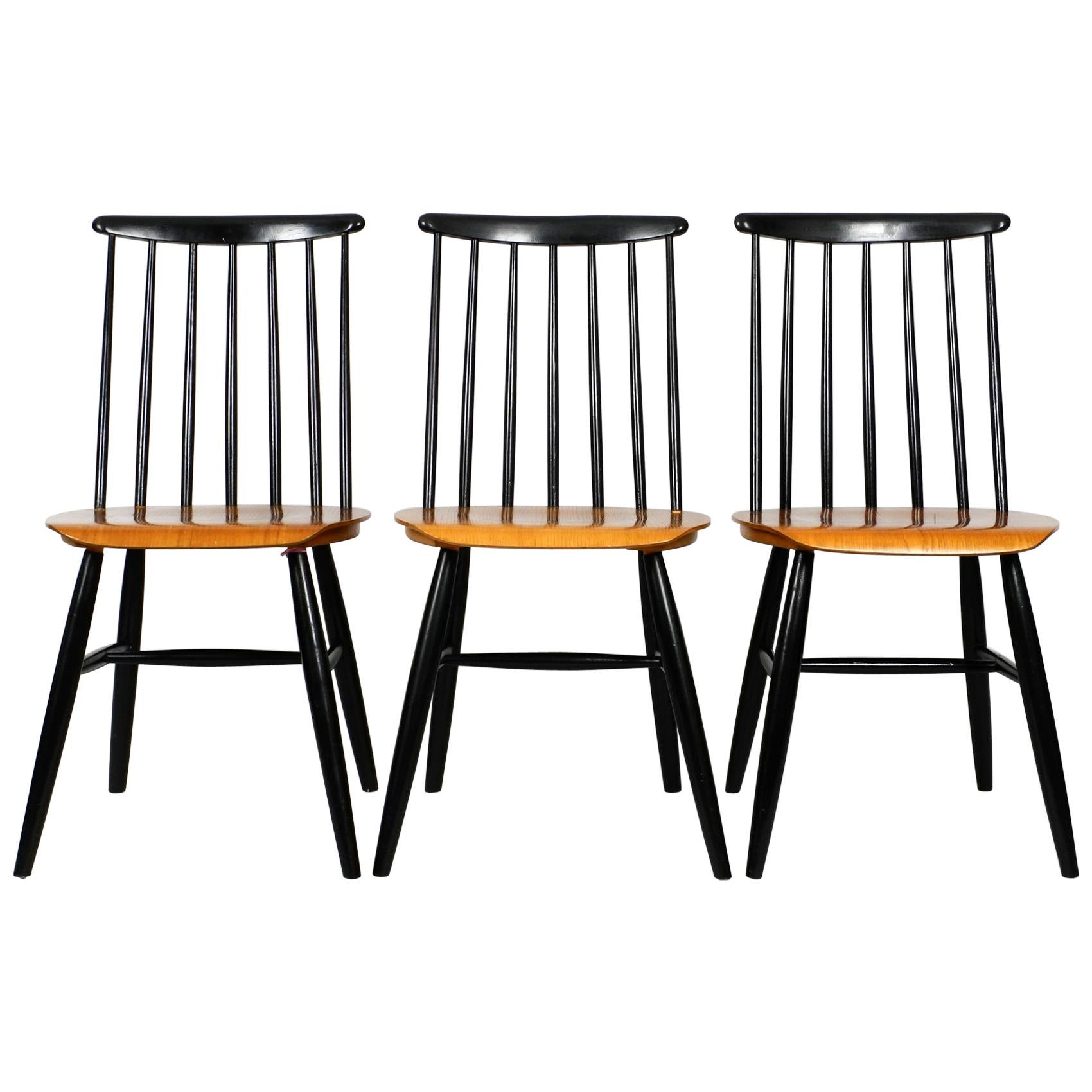Ensemble de trois chaises originales en bois du milieu du siècle:: à dossier en fuseau et assise en teck en vente