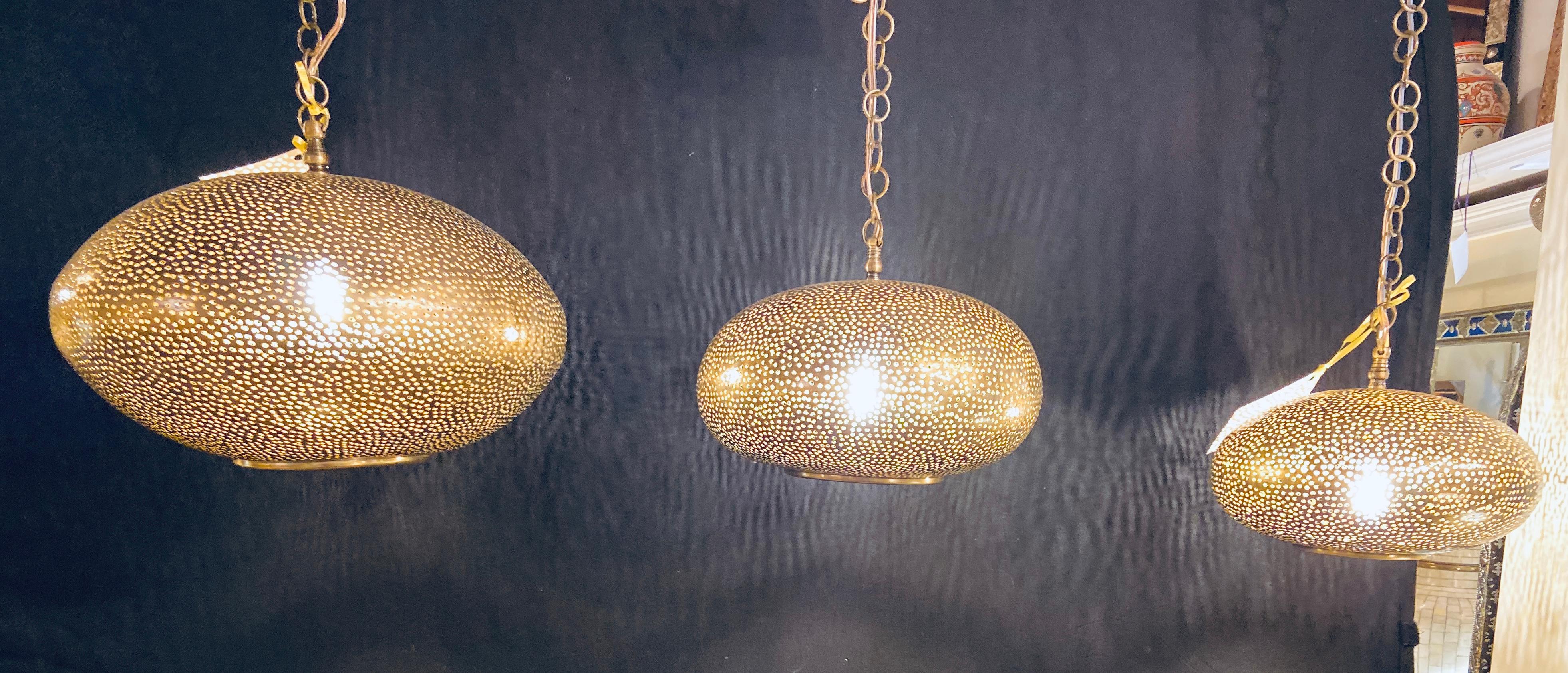 Set of Three Oval Shaped Brass Pendant Chandeliers in Graduating Sizes In Good Condition In Plainview, NY