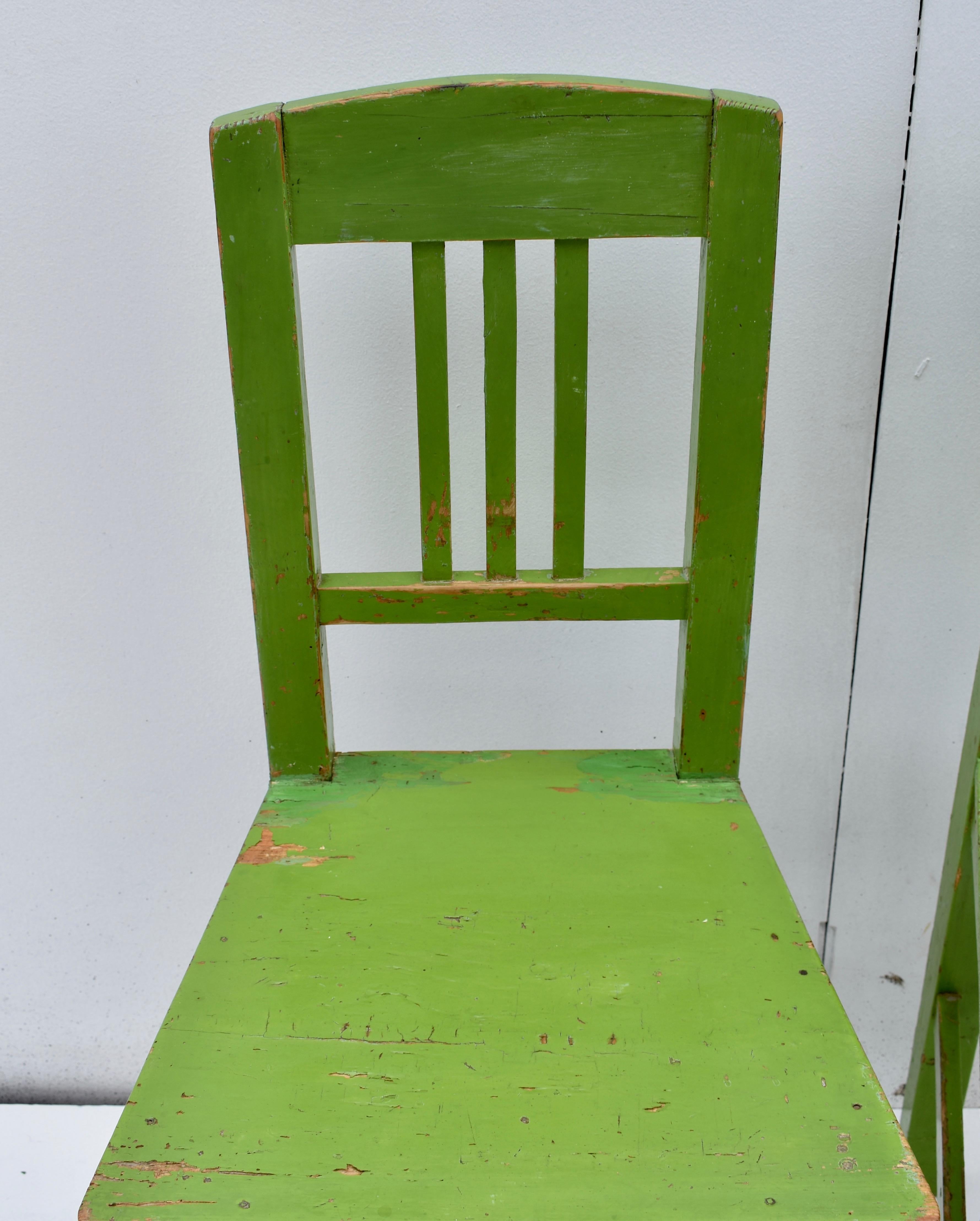 Country Set of Three Painted Pine Plank-Seat Chairs For Sale