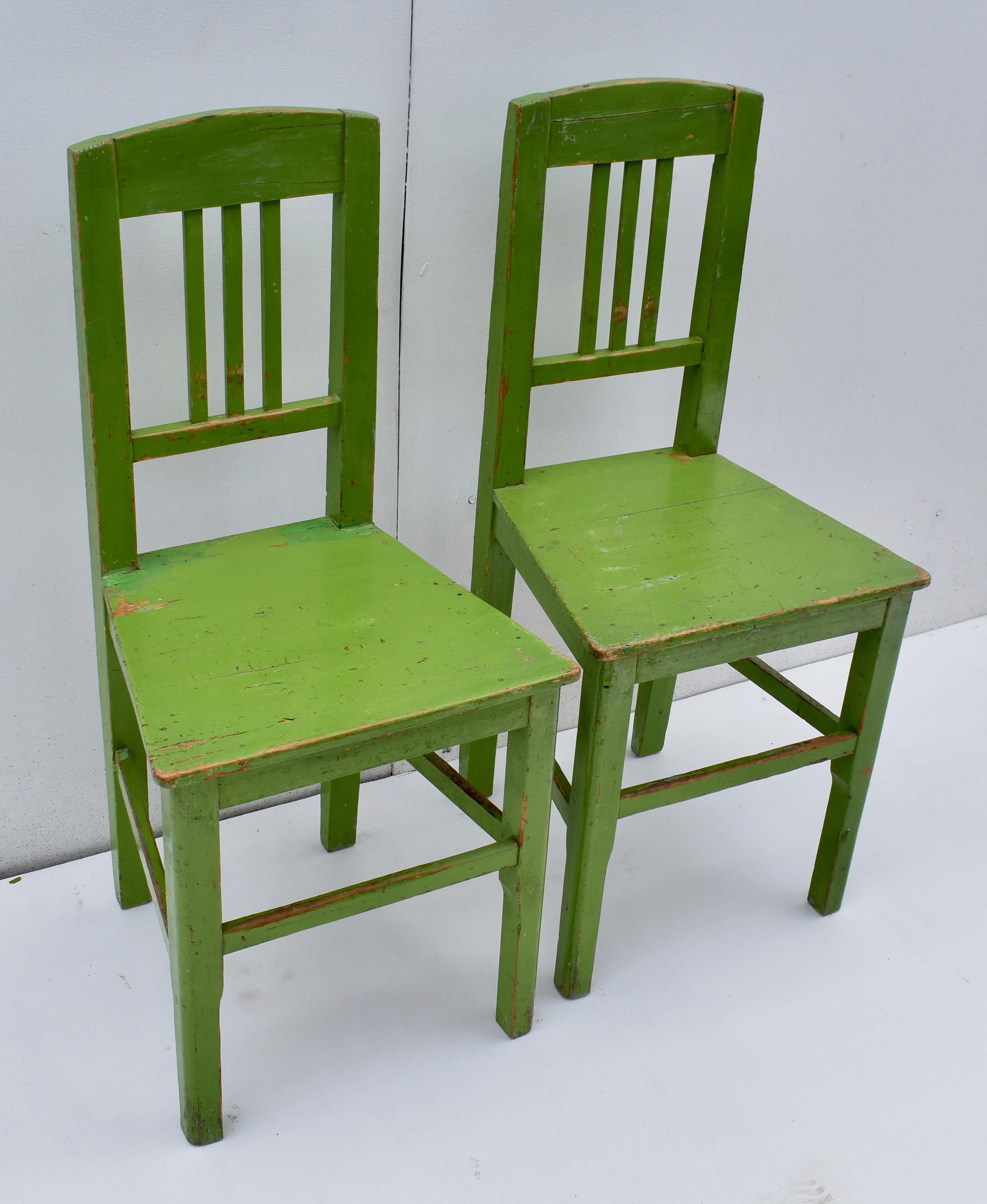 Set of Three Painted Pine Plank-Seat Chairs In Good Condition For Sale In Baltimore, MD